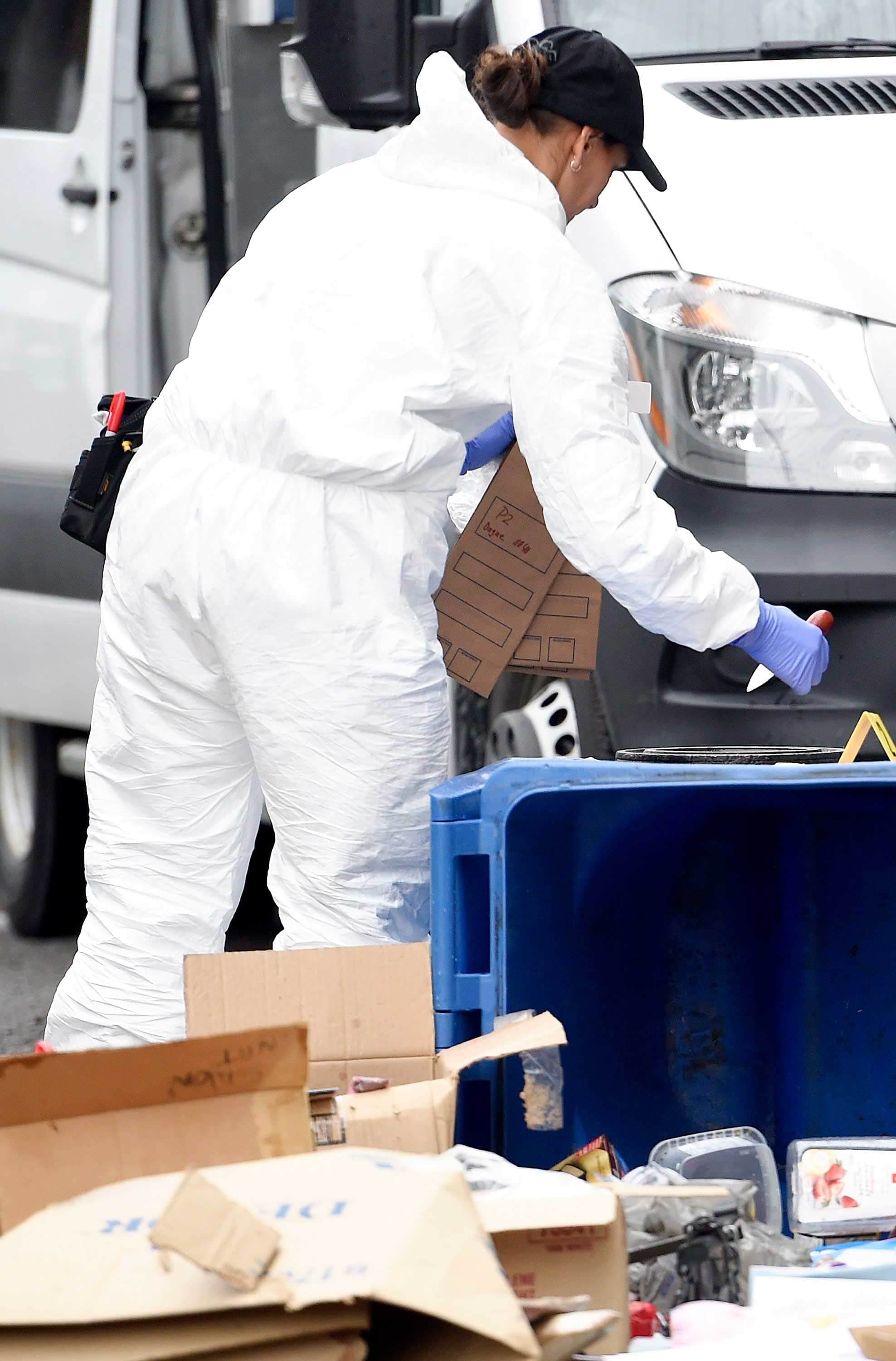 Les policiers ont découvert un couteau dans un bac à l’extérieur et l’ont emporté pour analyses.