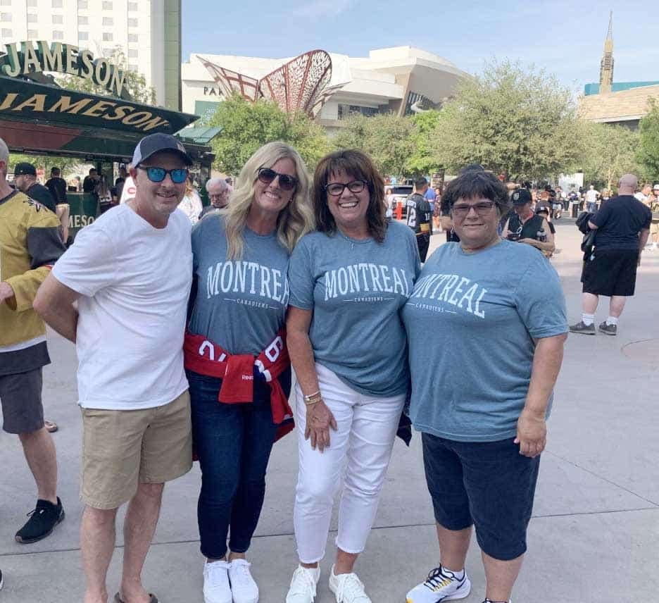Des proches du défenseur du Canadien Jeff Petry ont fait le voyage jusqu’à Las Vegas. On peut voir Brad Yochum, Teresa Petry Yochum, Christine Petry et une amie de la famille.