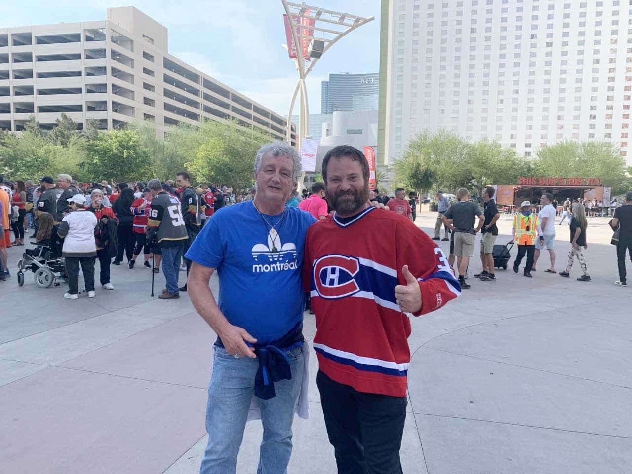 Les résidents de la Californie Serge Gagné et Patrick Gagné, qui ne sont pas de la même famille, ont bravé la chaleur historique pour une soirée avec une partie de hockey.