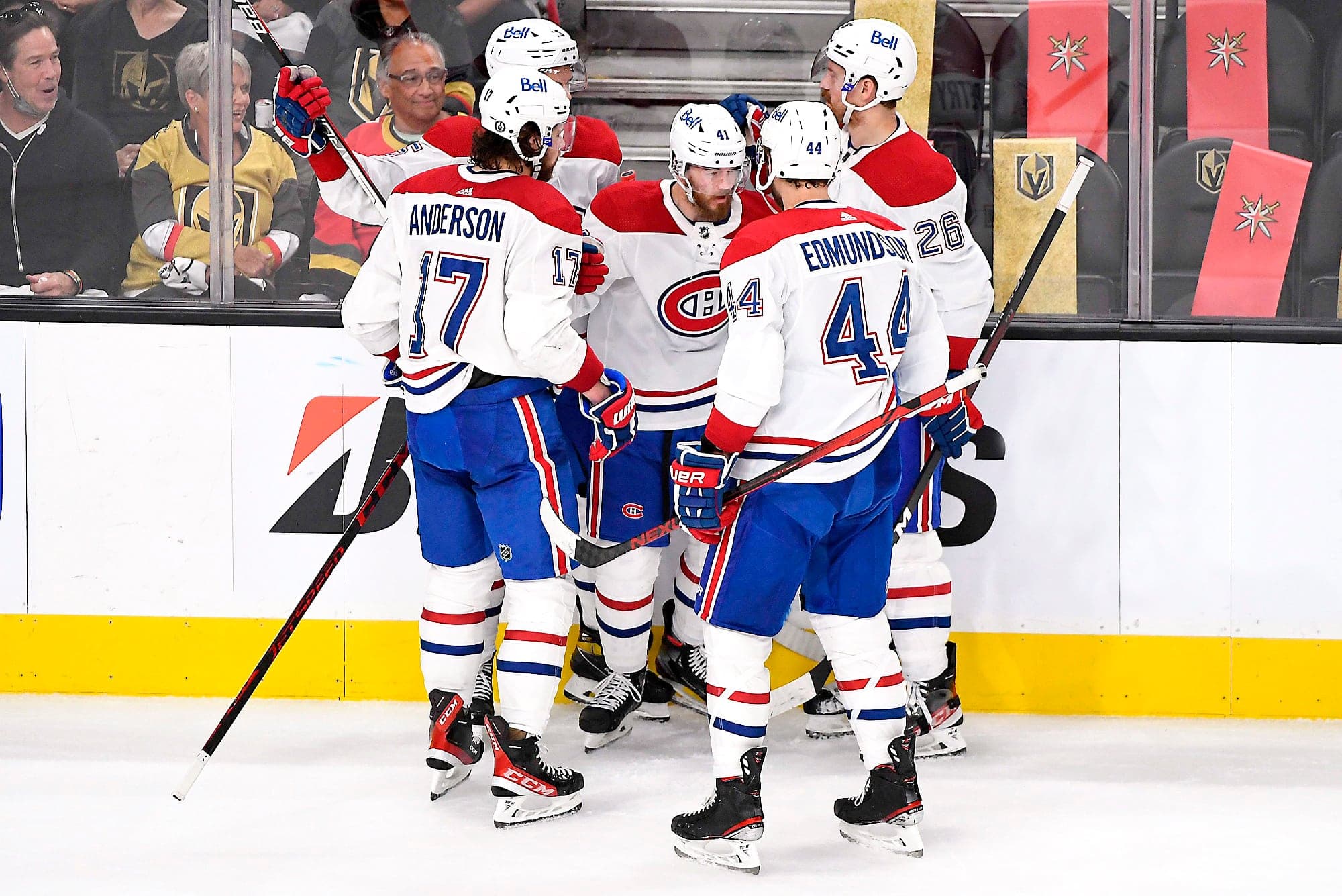 Paul Byron félicité après avoir marqué le troisième but du Canadien mercredi.