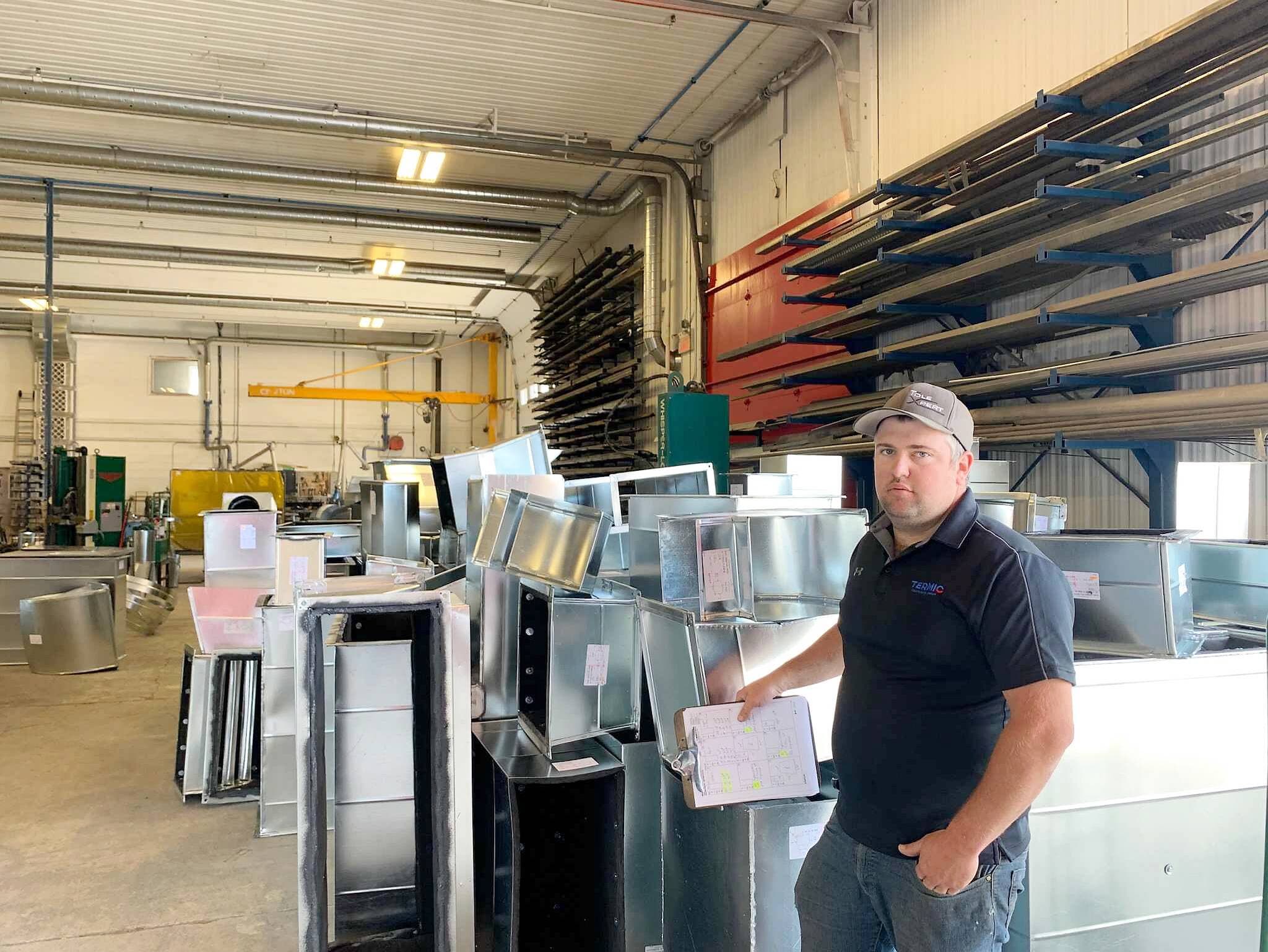 Yannick Ruel, qui est directeur d’usine chez Termic, dans le Centre-du-Québec, n’a jamais rien vu de tel en 26 ans : il n’a reçu aucun CV pour une offre d’emploi publiée il y a un mois. Il doit refuser près de la moitié des contrats et louer les services de frigoristes.