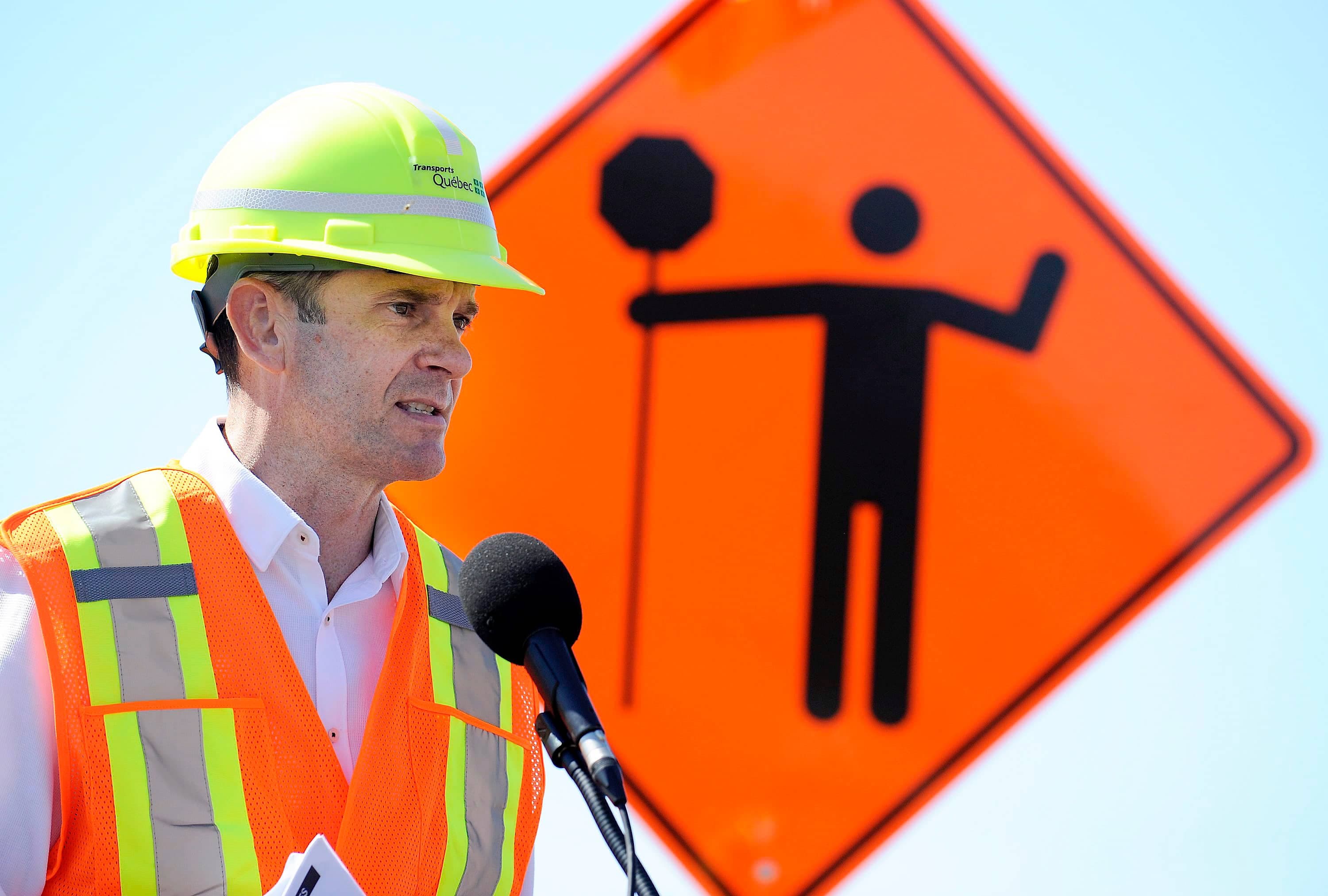 Le ministre des Transports François Bonnardel lors d’une conférence de presse qui avait lieu l’an dernier aux abords du chantier de l’autoroute Henri-IV, à Québec.