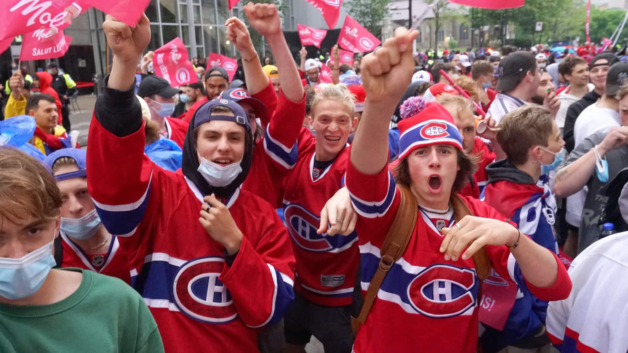 Ils étaient plusieurs centaines devant le Centre Bell.