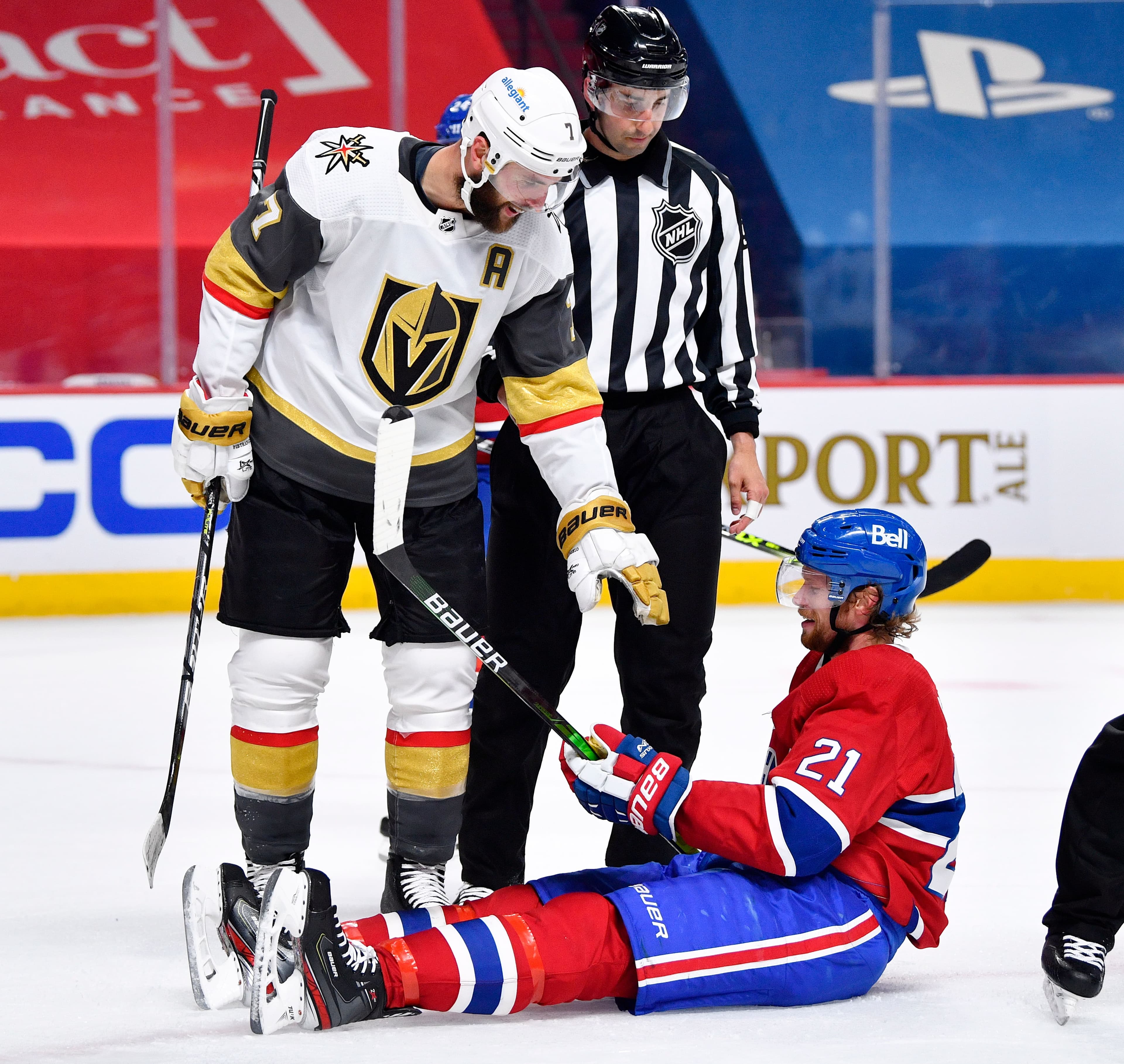 Eric Staal a souri quand Alex Pietrangelo des Golden Knights lui a offert son aide pour l’aider à se relever lors du match vendredi soir.