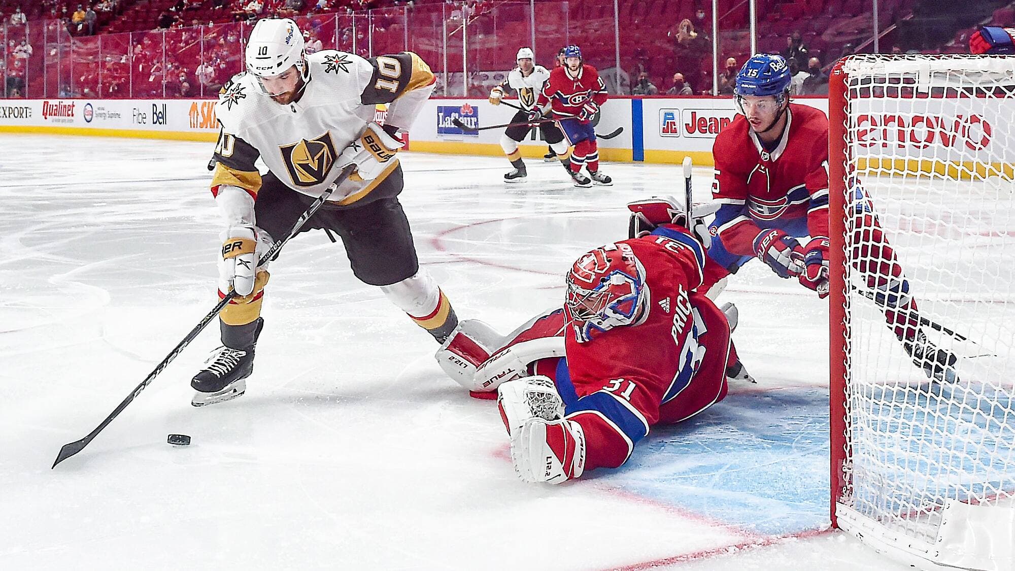 Nicolas Roy s’apprête à déjouer Carey Price sous le regard impuissant de Jesperi Kotkaniemi.