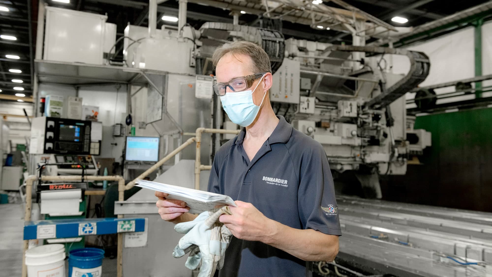 Le machiniste Alain Rousseau travaille à la fabrication de raidisseurs d’ailes pour le Global 7500.