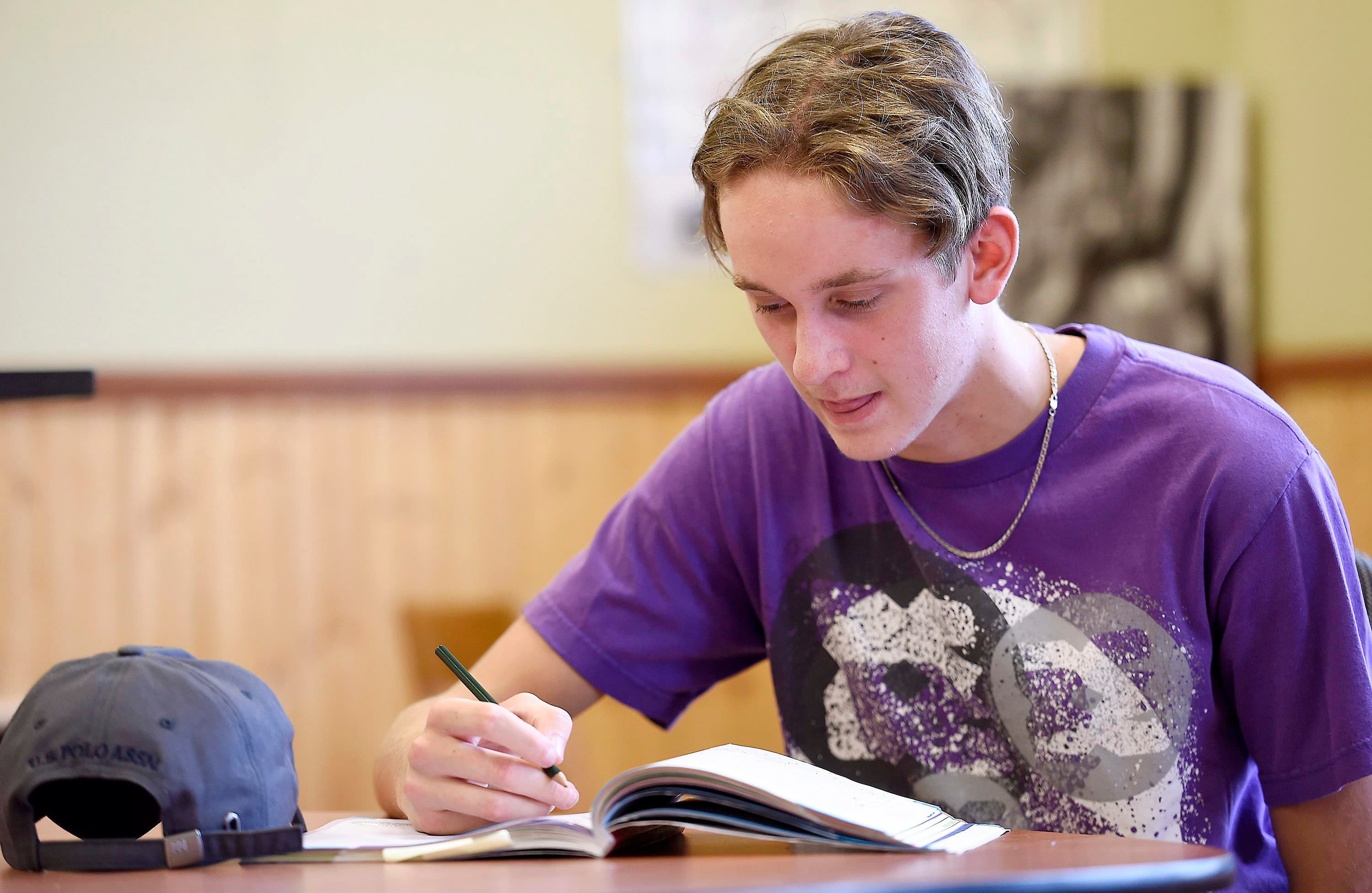 Dans la région de Québec, l’organisme Vallée Jeunesse vient en aide à des jeunes qui ont décroché ou qui ont d’importantes difficultés scolaires. C’est grâce à cet organisme que Philippe Tremblay, 15 ans, a pu réussir son année.