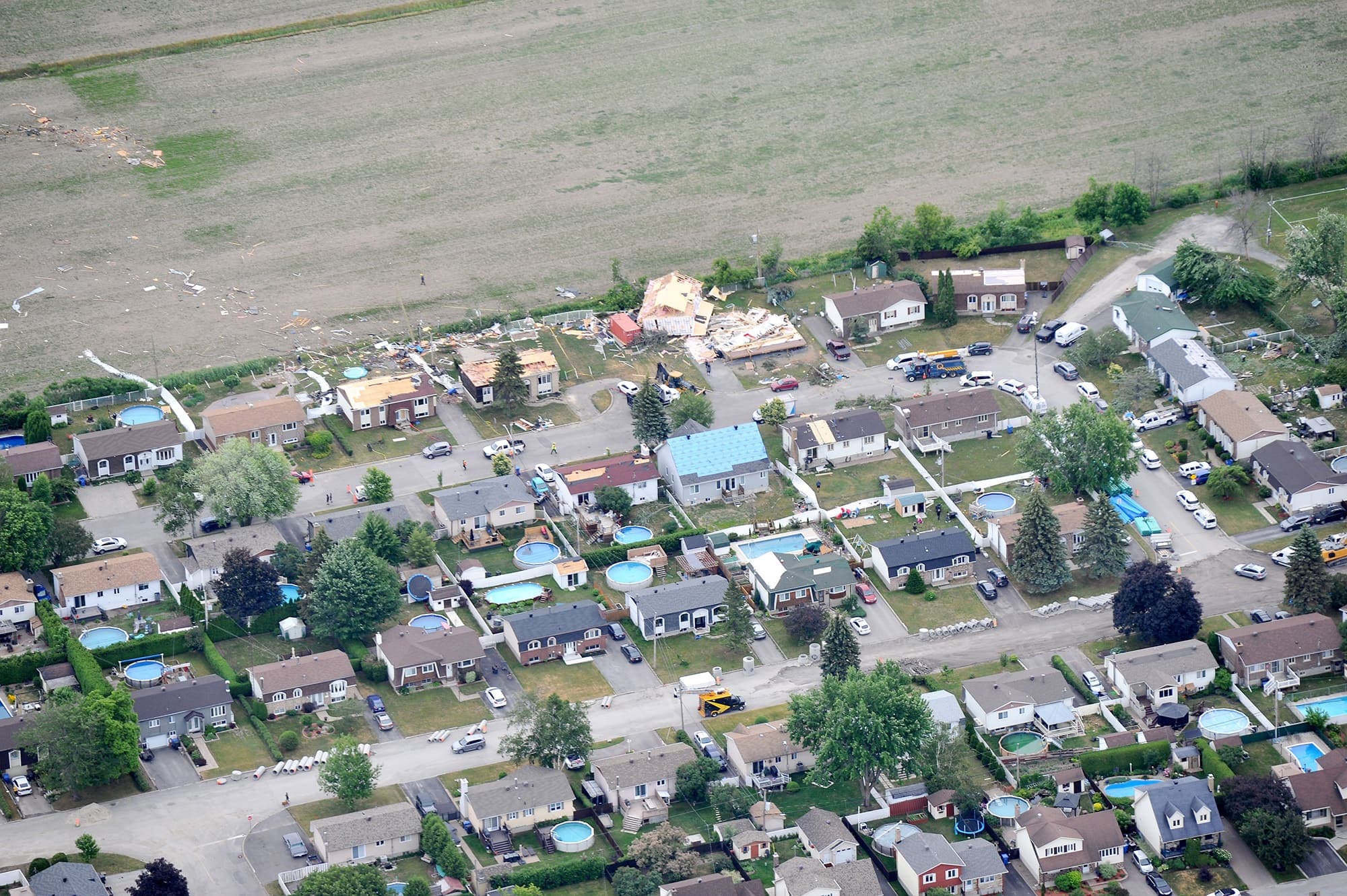 Des équipes étaient en place hier à Mascouche pour commencer le nettoyage des dégâts.