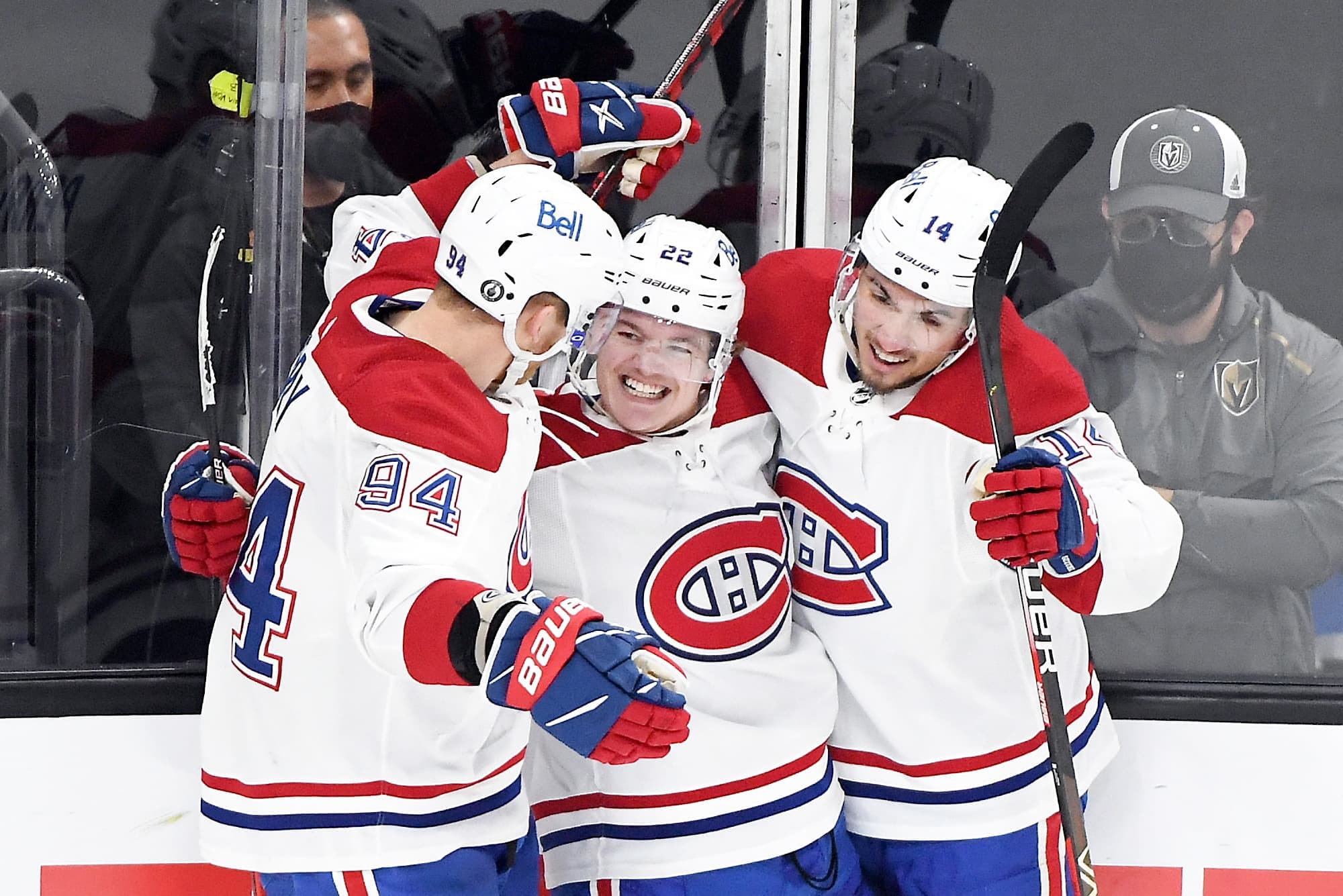 Cole Caufield (au centre) a célébré avec Corey Perry et Nick Suzuki après avoir marqué lors de la deuxième période, hier soir.