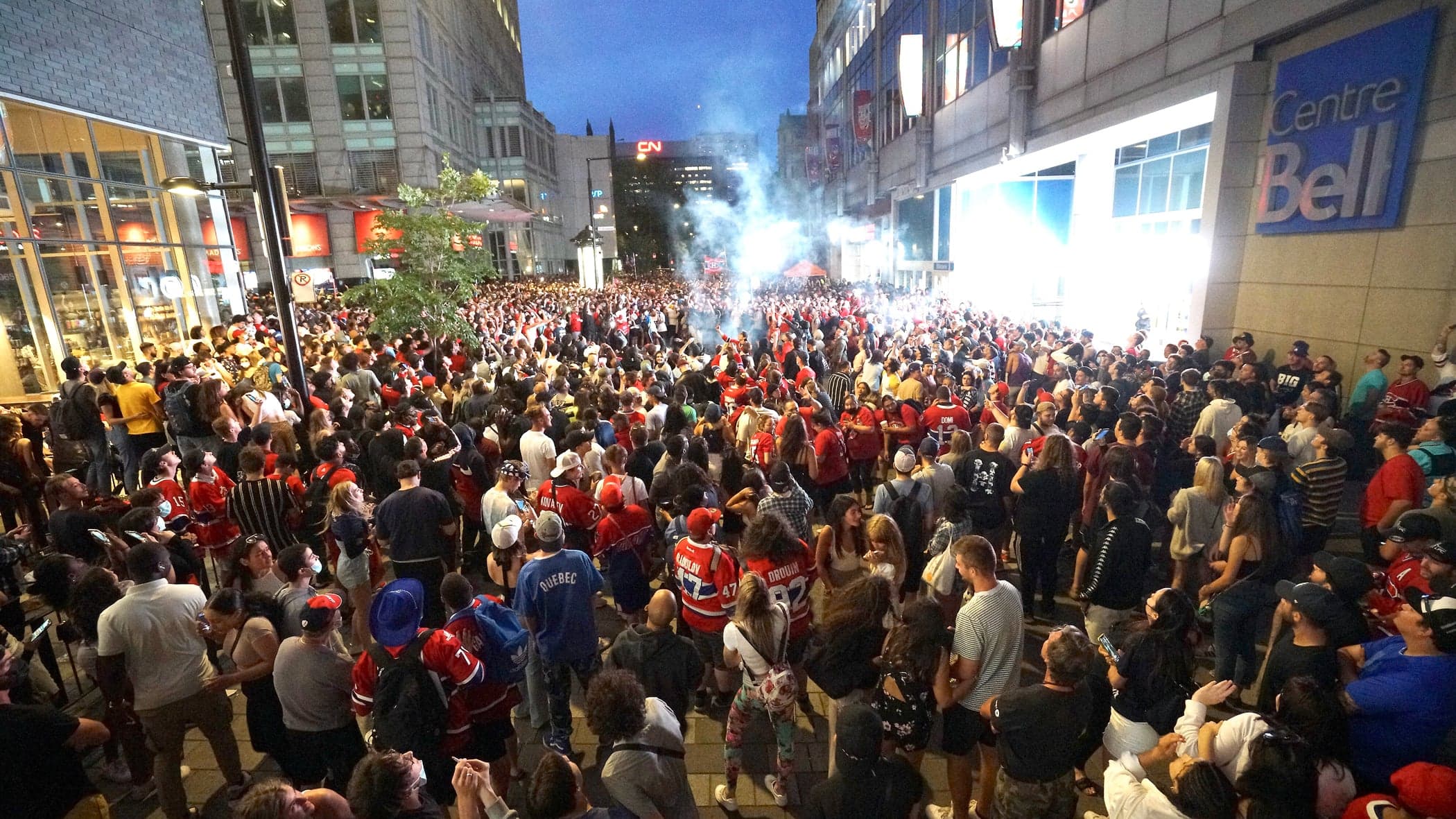 La foule était nombreuse et bon enfant avant le début du match, près du Centre Bell.
