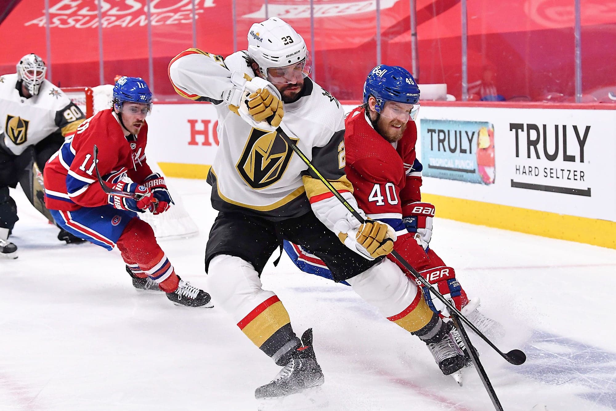 Joel Armia a eu à batailler pour l’obtention de la rondelle contre Alec Martinez, des Golden Knights de Vegas, lors du sixième match de la demi-finale au Centre Bell.
