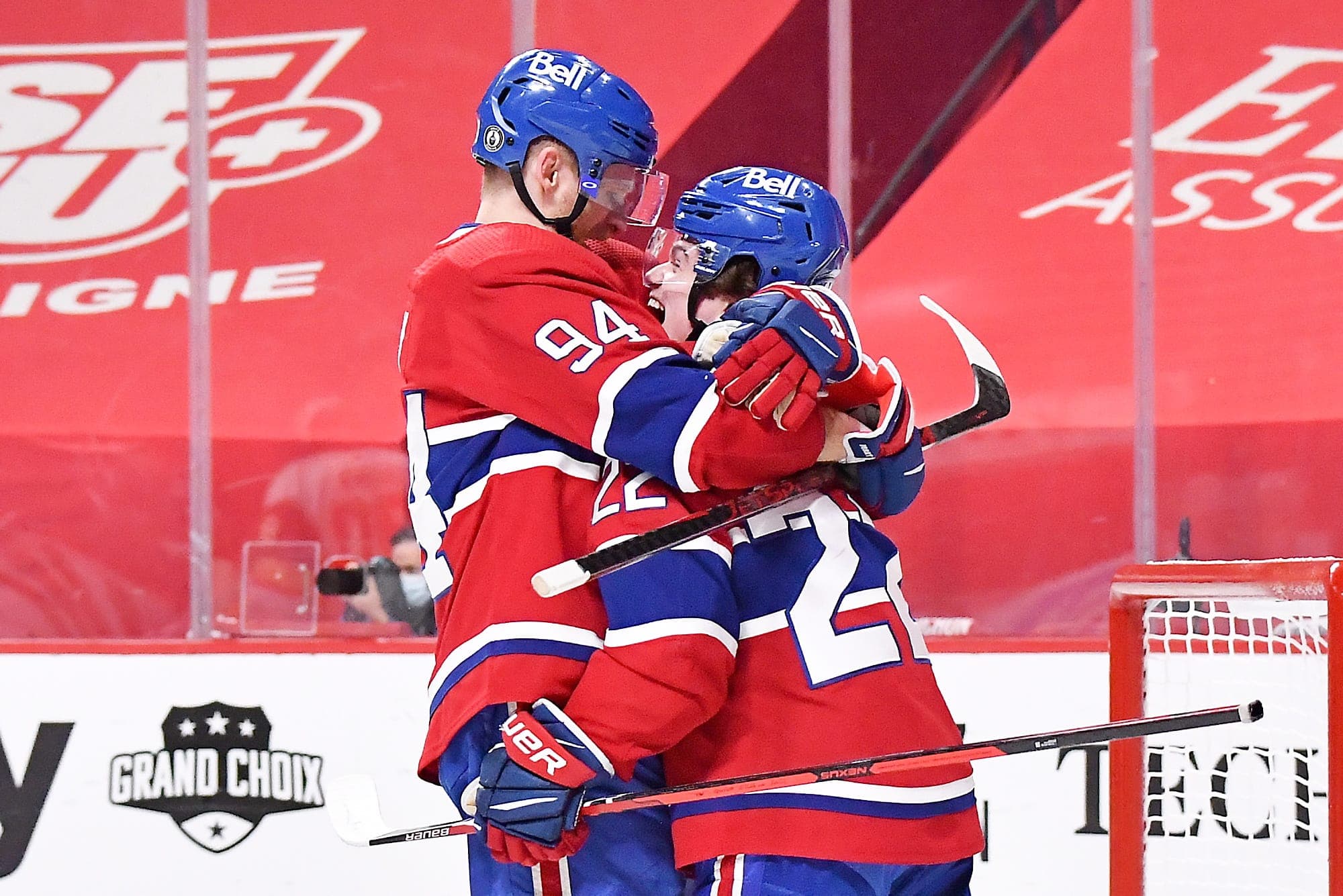 Une photo qui vaut 1000 mots. Le vétéran et guerrier Corey Perry qui sert une étreinte au jeune Cole Caufield qui a marqué son quatrième but des séries, hier.