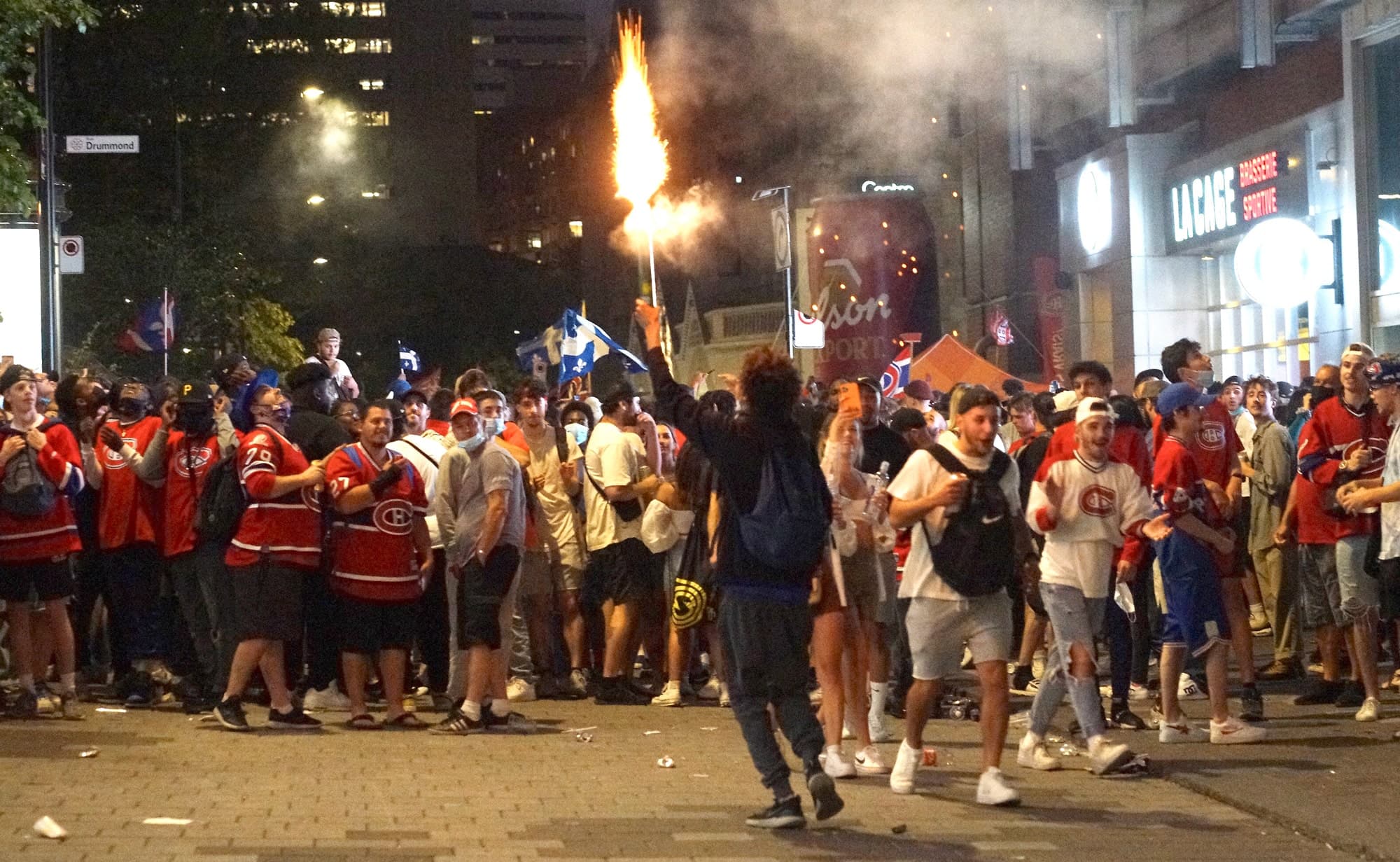 Les feux d’artifice maison étaient nombreux après le match.