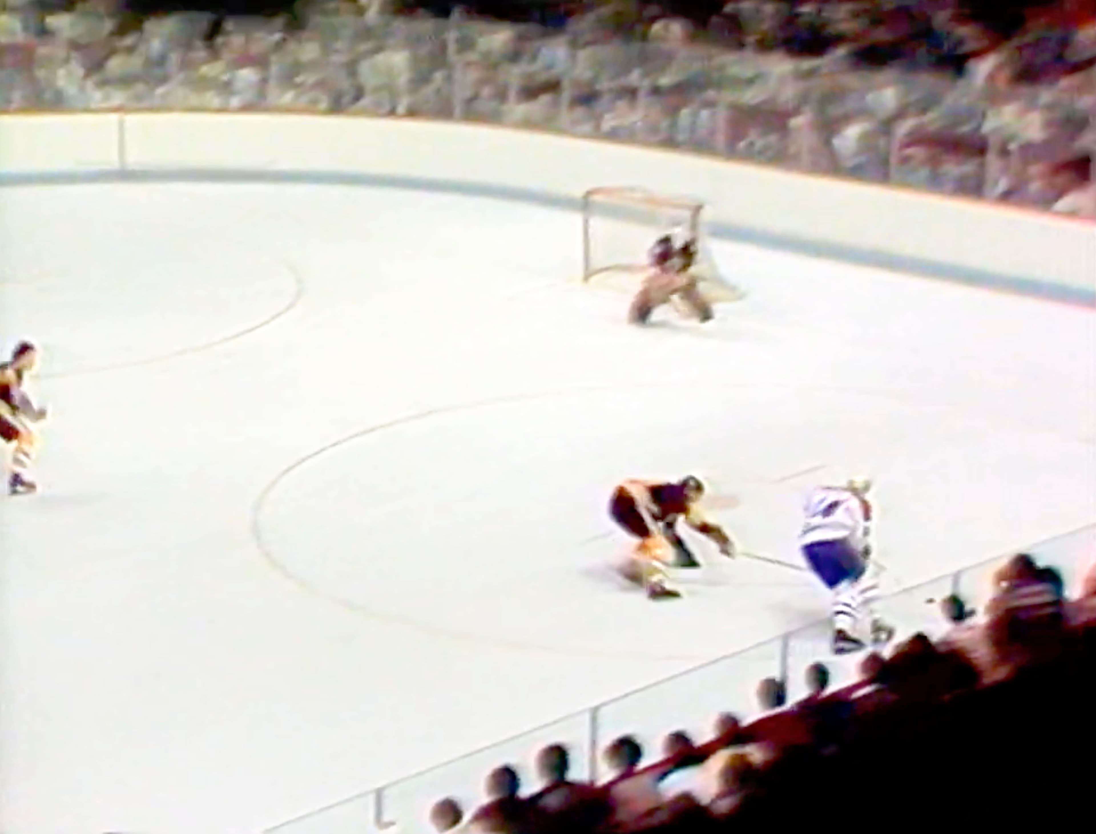 La séquence du match du 10 mai 1979 avec la passe de Mario Tremblay vers Yvon Lambert qui déjoue le gardien Gilles Gilbert, des Bruins de Boston en prolongation au septième match.