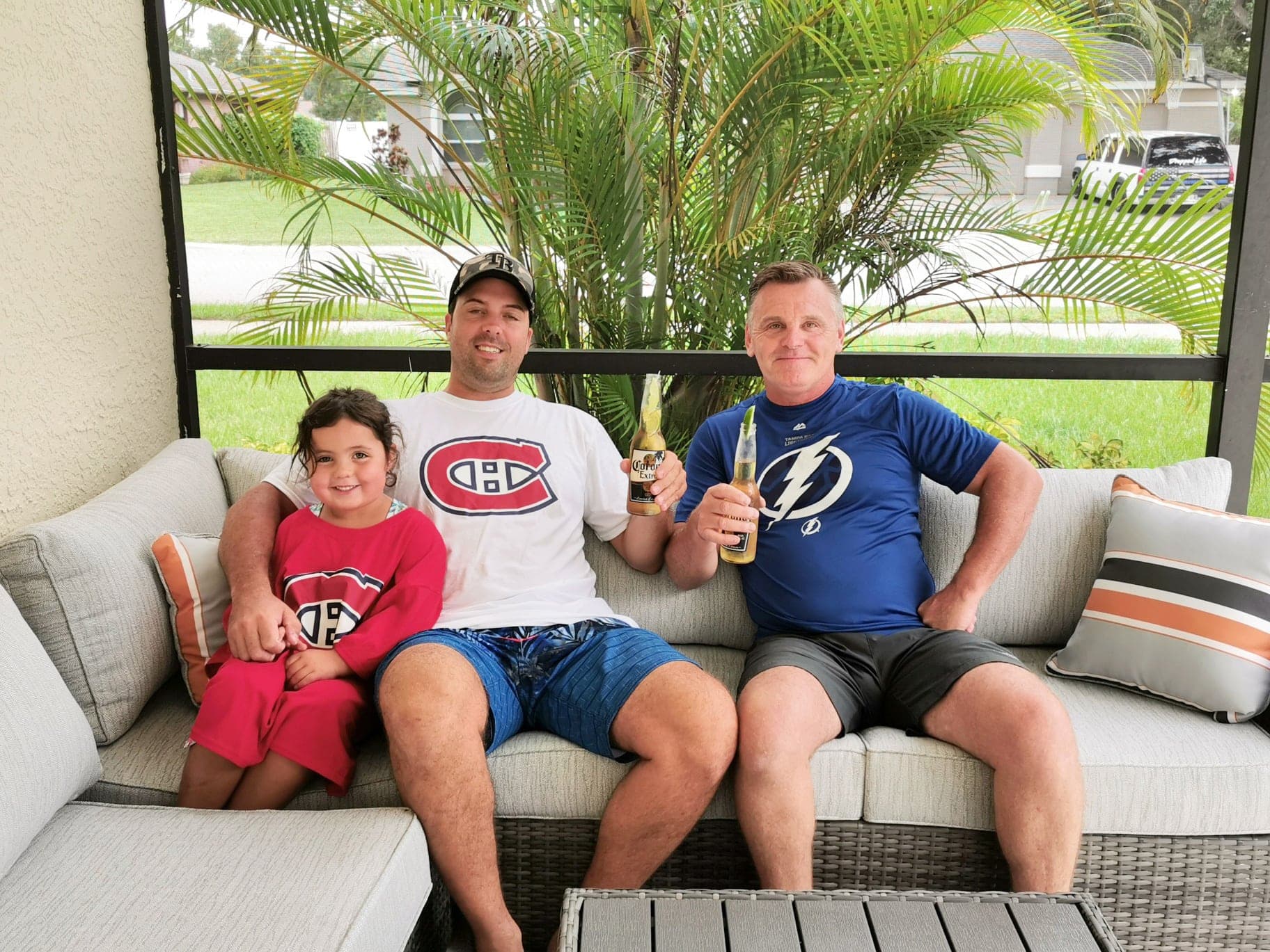 Savannah Larivière, son père Jean-Benoit Girard, et Martin Bouffard. Les deux amis assisteront à la première rencontre à Tampa.