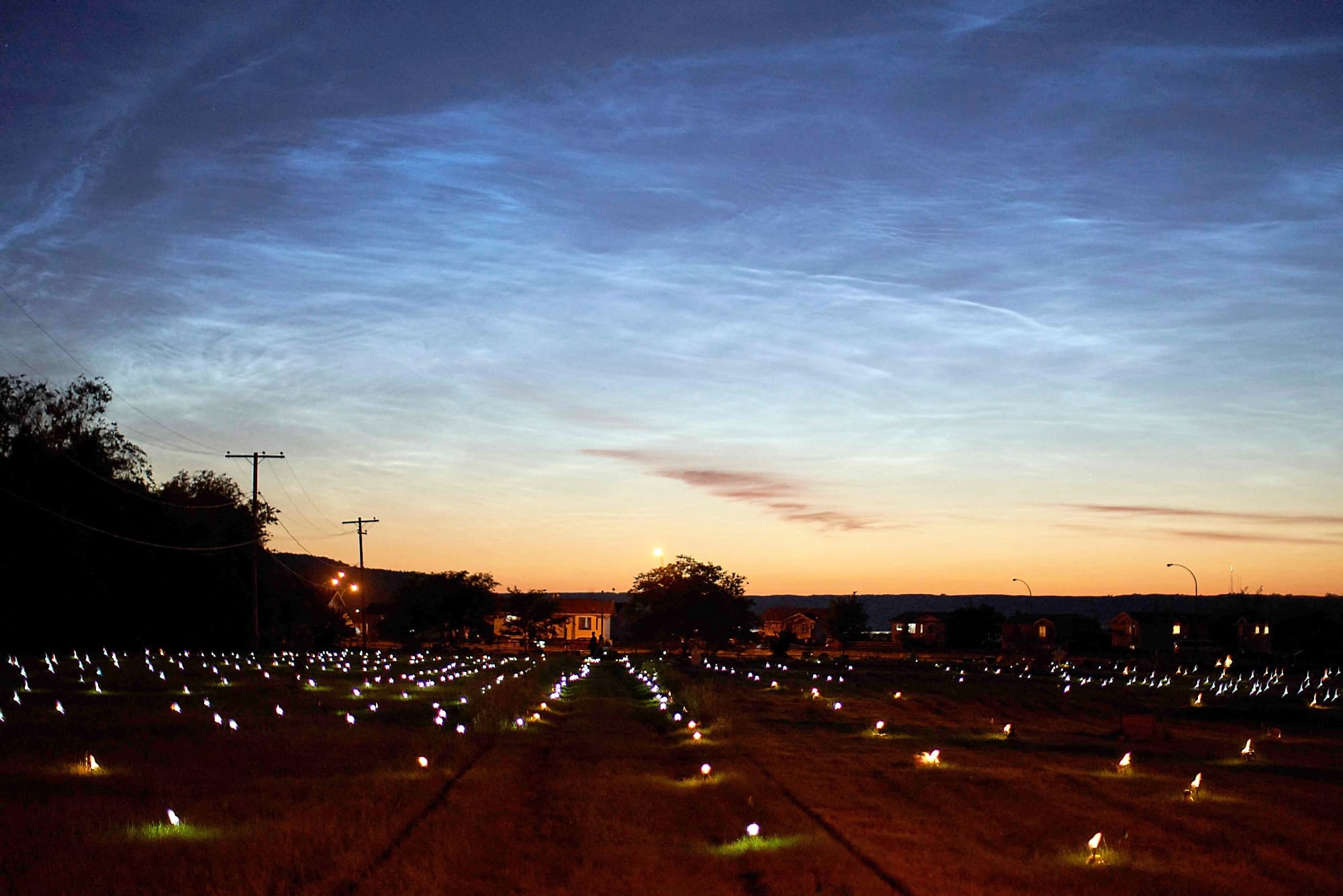 Des lampes solaires marquent les endroits où au moins 751 corps ont été enterrés.