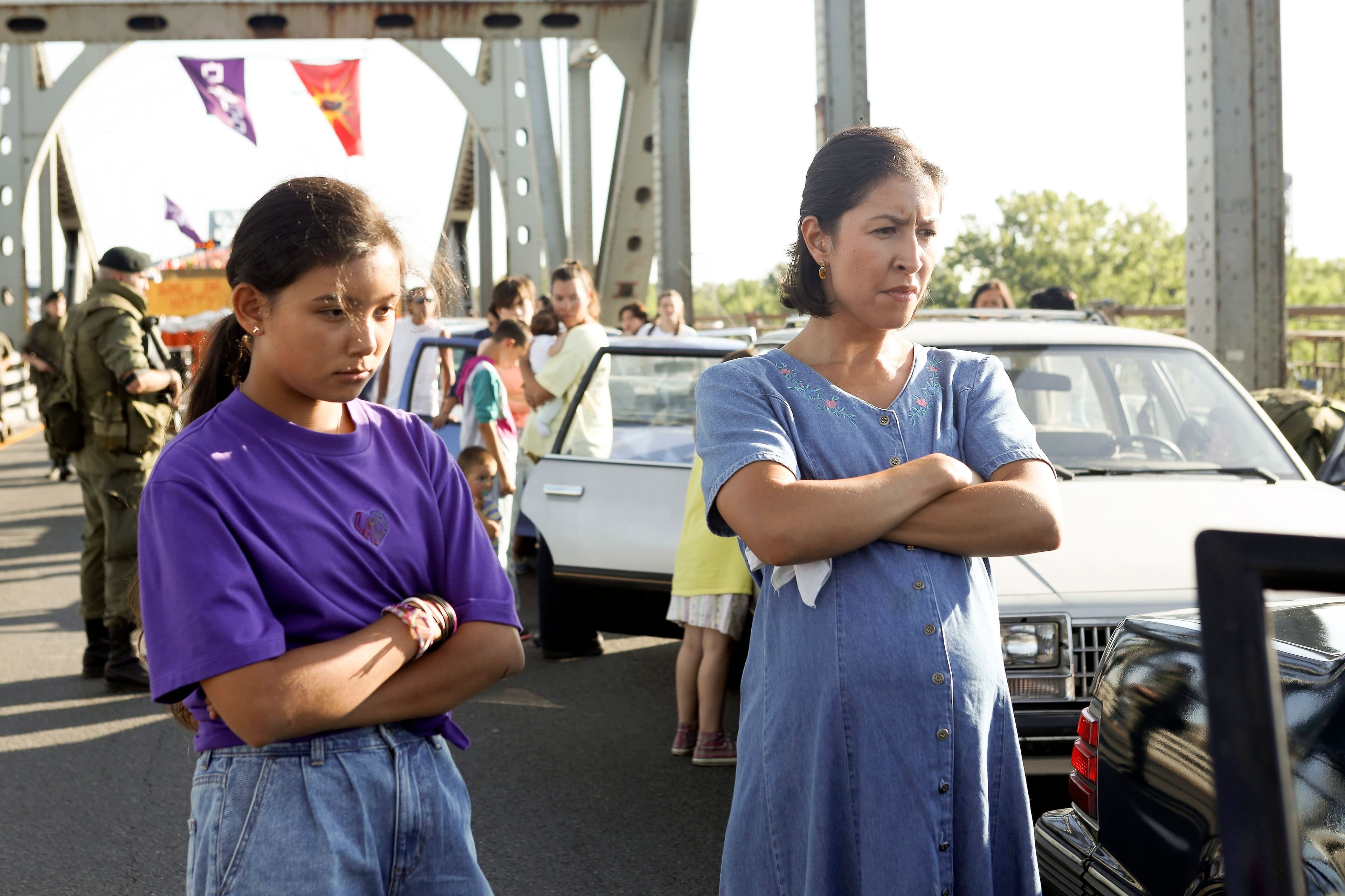 Kiawentiio Tarbell et Rainbow Dickerson dans une scène du film Beans, présentement à l’affiche.