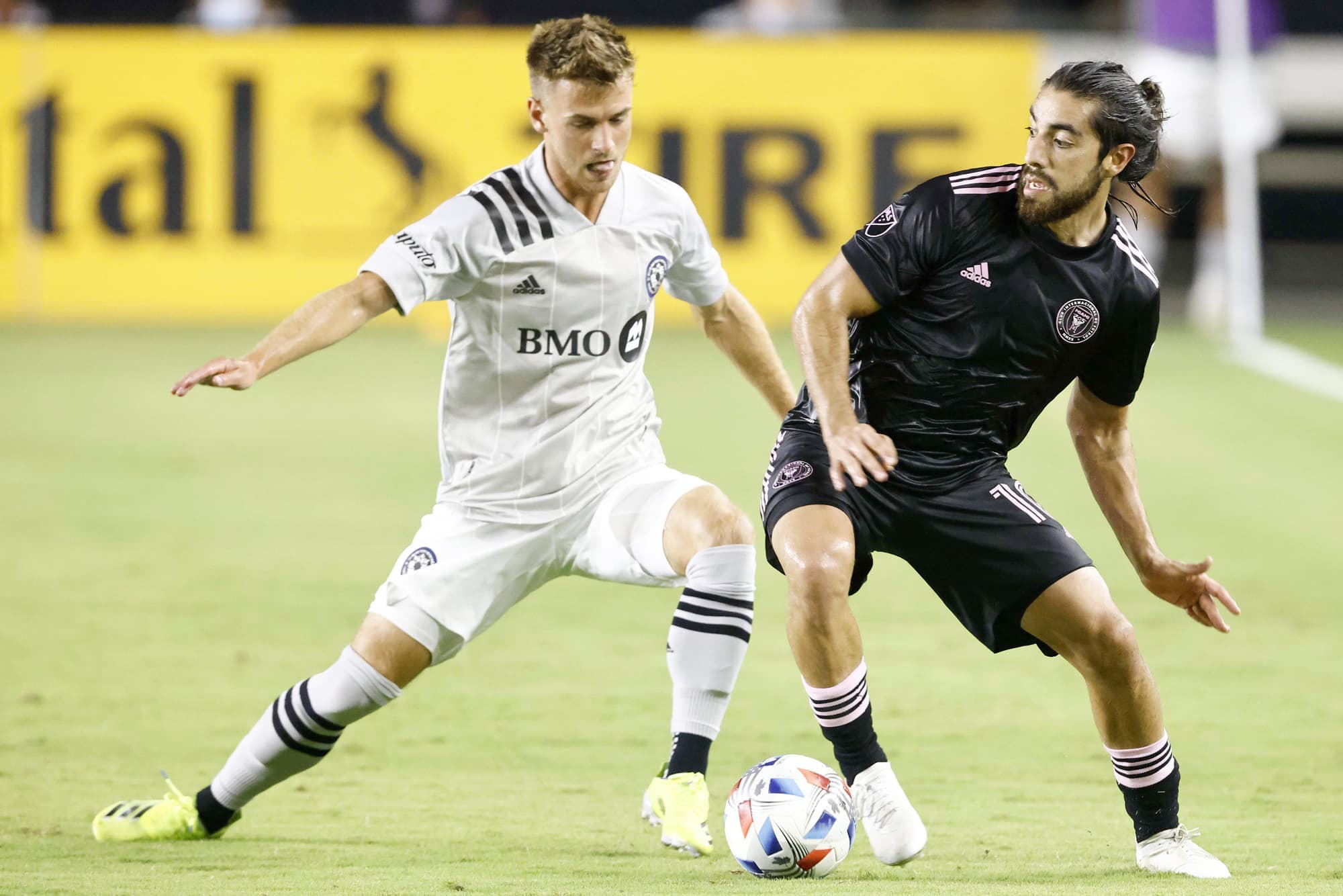 Amar Sejdic, du CF Montréal, tentait d’en découdre avec Rodolfo Pizzaro lors du premier duel de la saison entre les deux équipes en mai à Fort Lauderdale.