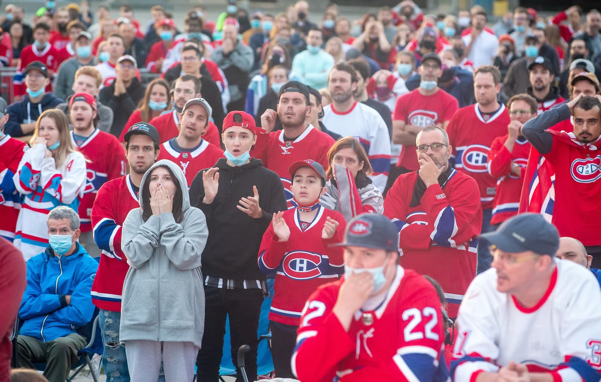 Les visages étaient longs à l’extérieur du Stade olympique vendredi en soirée où les amateurs du Canadien pouvaient suivre le match.