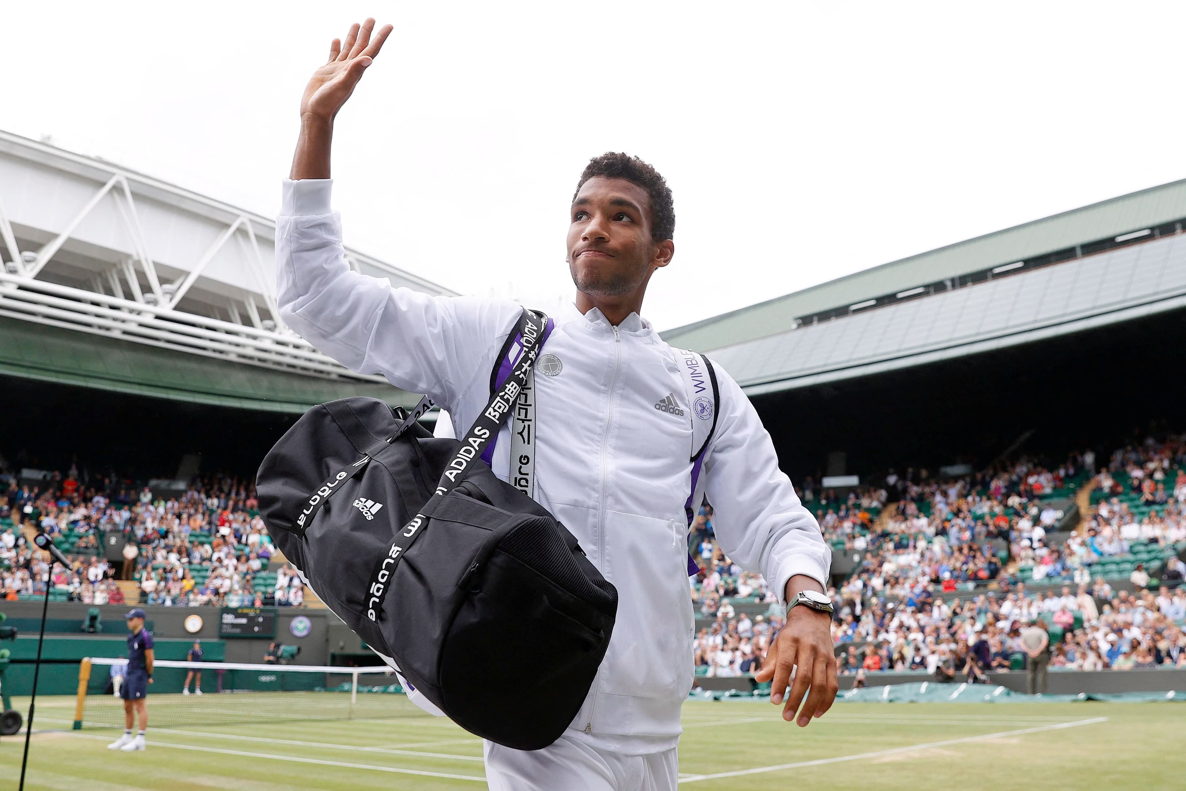 Félix Auger-Aliassime saluant la foule après son match contre Nick Kyrgios, samedi, à Wimbledon.