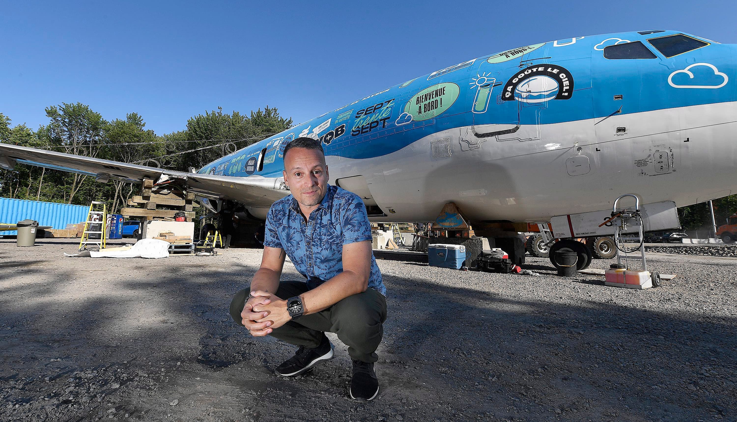 L’homme d’affaires et pilote d’avion Dany Gagnon devant son Boeing 737 à l’aéroport de Québec.