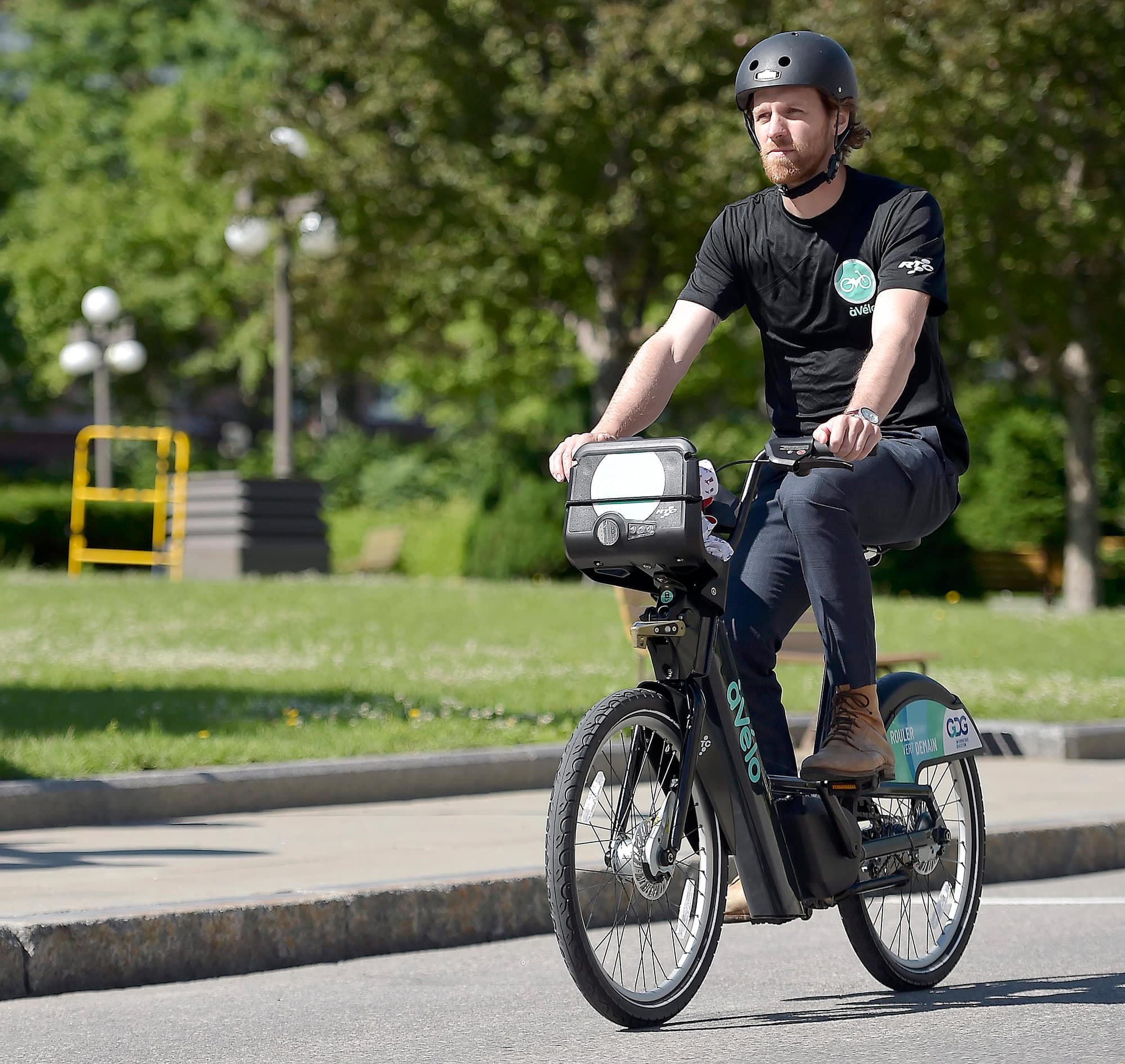 Les vélos à assistance électrique permettront aux utilisateurs de circuler aisément dans les rues de Québec, atteignant des vitesses jusqu’à 32 km/h.