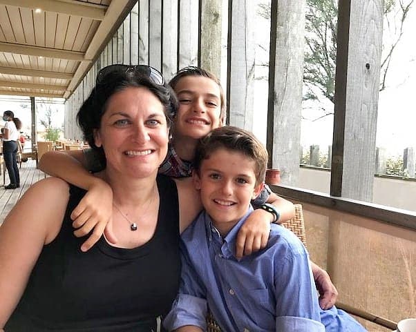 Stéphanie Gourgues aux côtés de ses fils Antoine, 12 ans (à droite) et Maxime, 10 ans (en haut).
