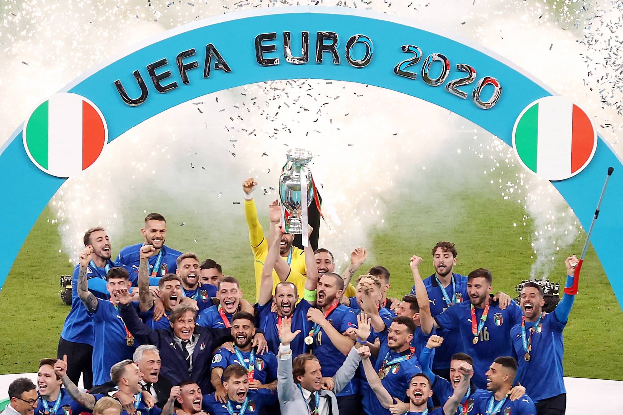 La joie était à son comble dans le camp de l’Italie au moment de recevoir le trophée qui l’a consacrée championne de l’Euro 2020, dimanche à Londres.