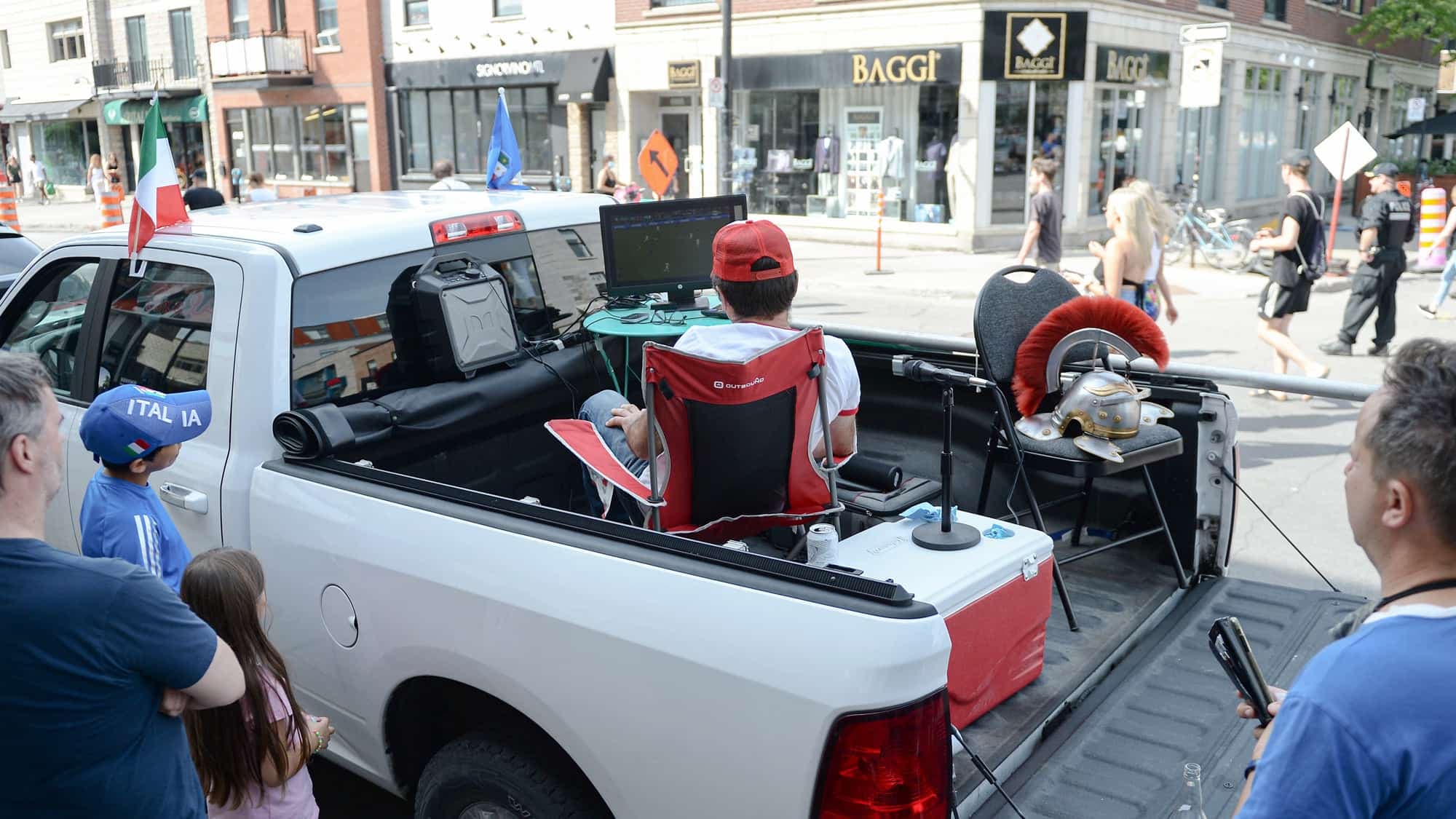 Parce qu’il n’avait pas envie d’écouter la finale seul chez lui, Ferdinando Anceschi a installé une télévision dans la boîte de son camion, qu’il a stationné sur le boulevard Saint-Laurent.