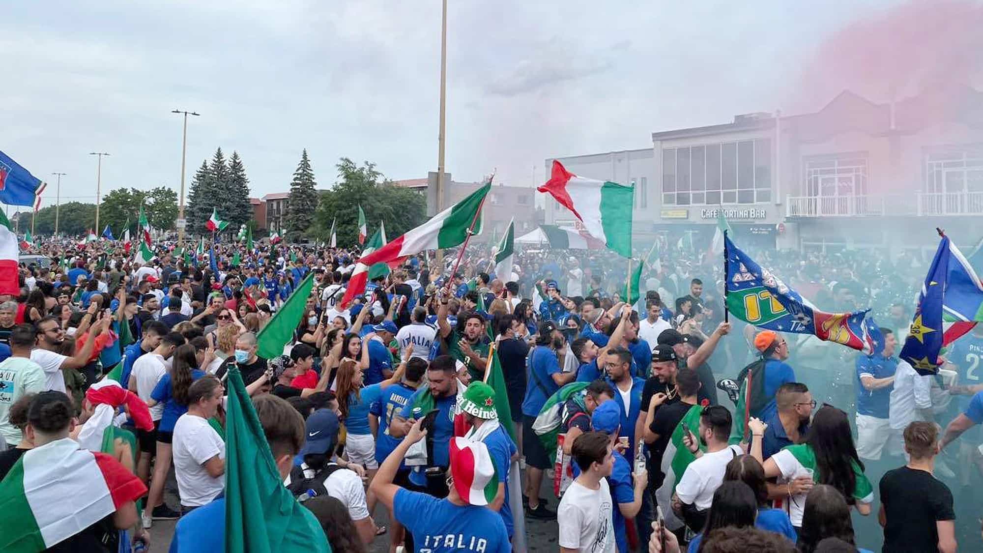 Des centaines de partisans de l’Italie ont festoyé jusqu’à tard dimanche soir devant le Café Cortina, sur le boulevard Maurice-Duplessis, à Montréal.