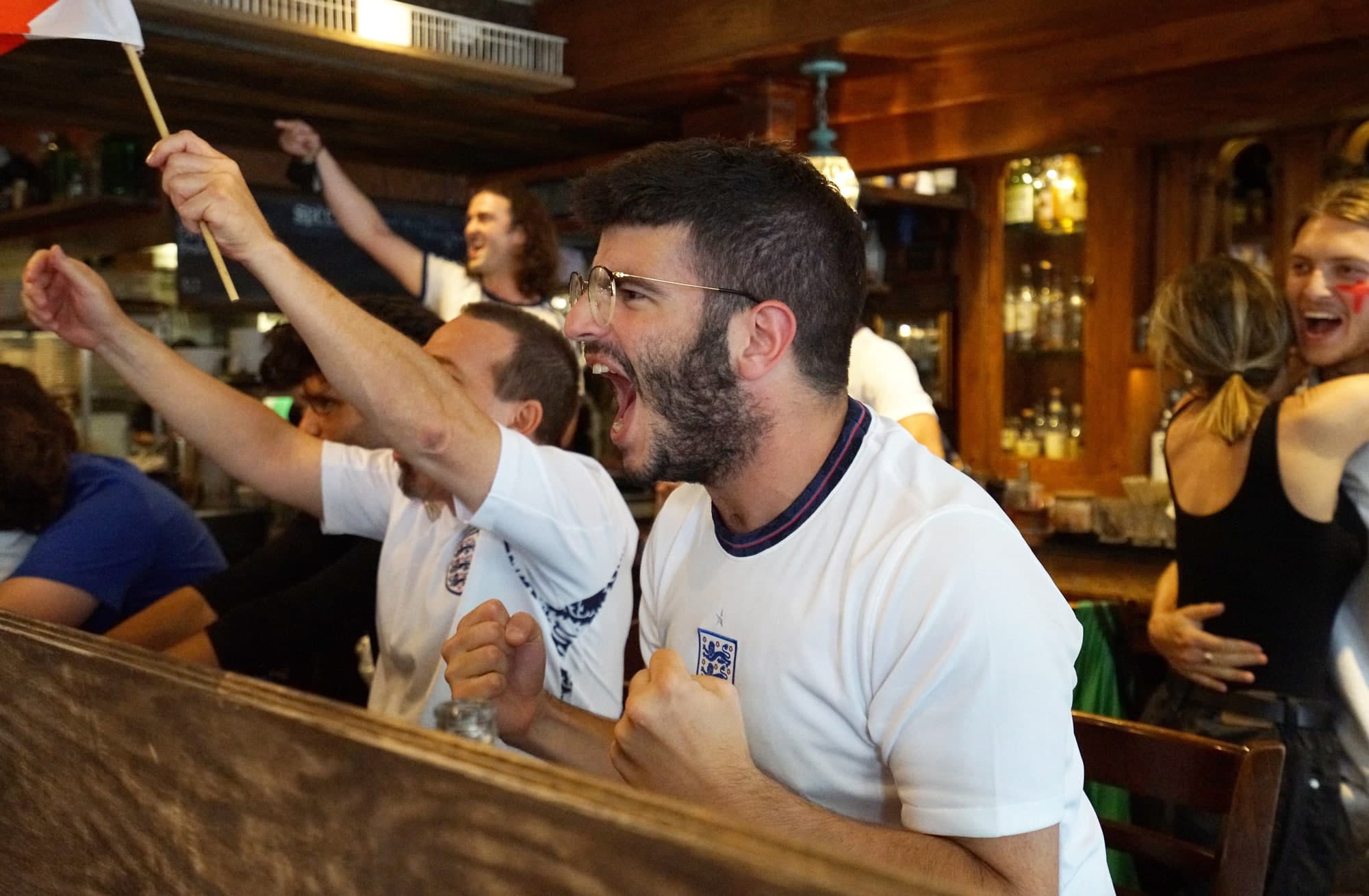 Après un but de l’équipe de l’Angleterre, ce partisan a éclaté de joie au bar Bishop and Bagg.