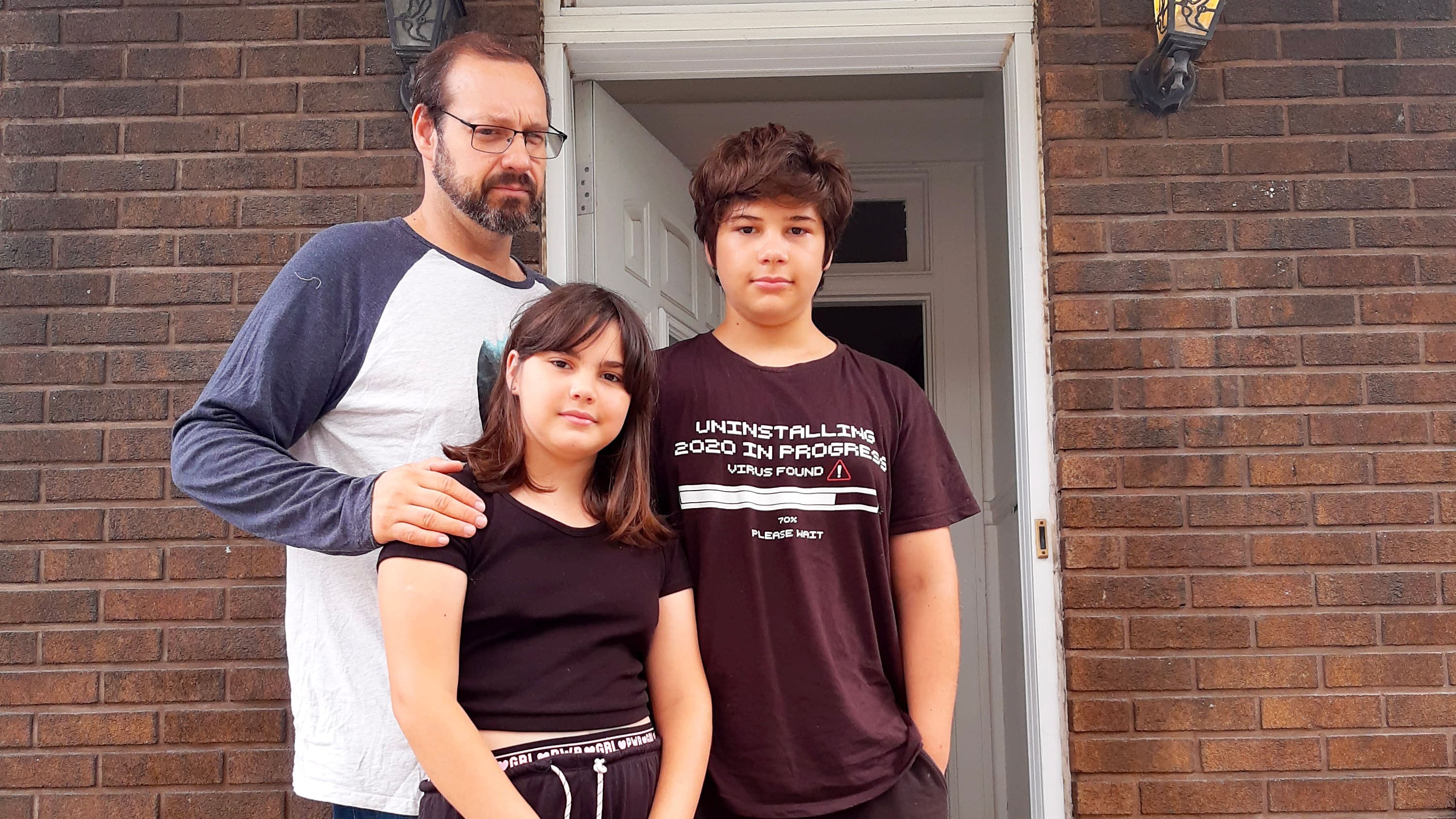 Rodrigo Leao, ses enfants Catarina, 10 ans, et Guilherme, 13 ans, sont inquiets.
