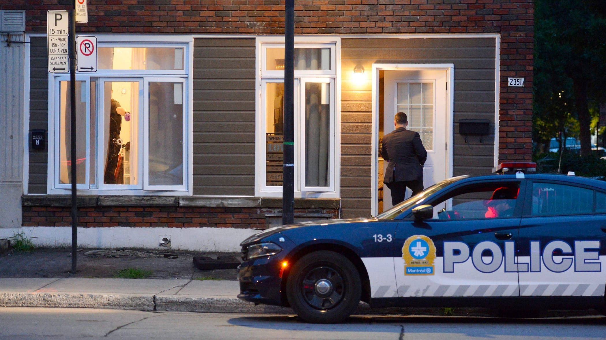 Les policiers sont intervenus tôt mercredi matin à cet appartement du quartier Ville-Émard, pour des coups de feu tirés.