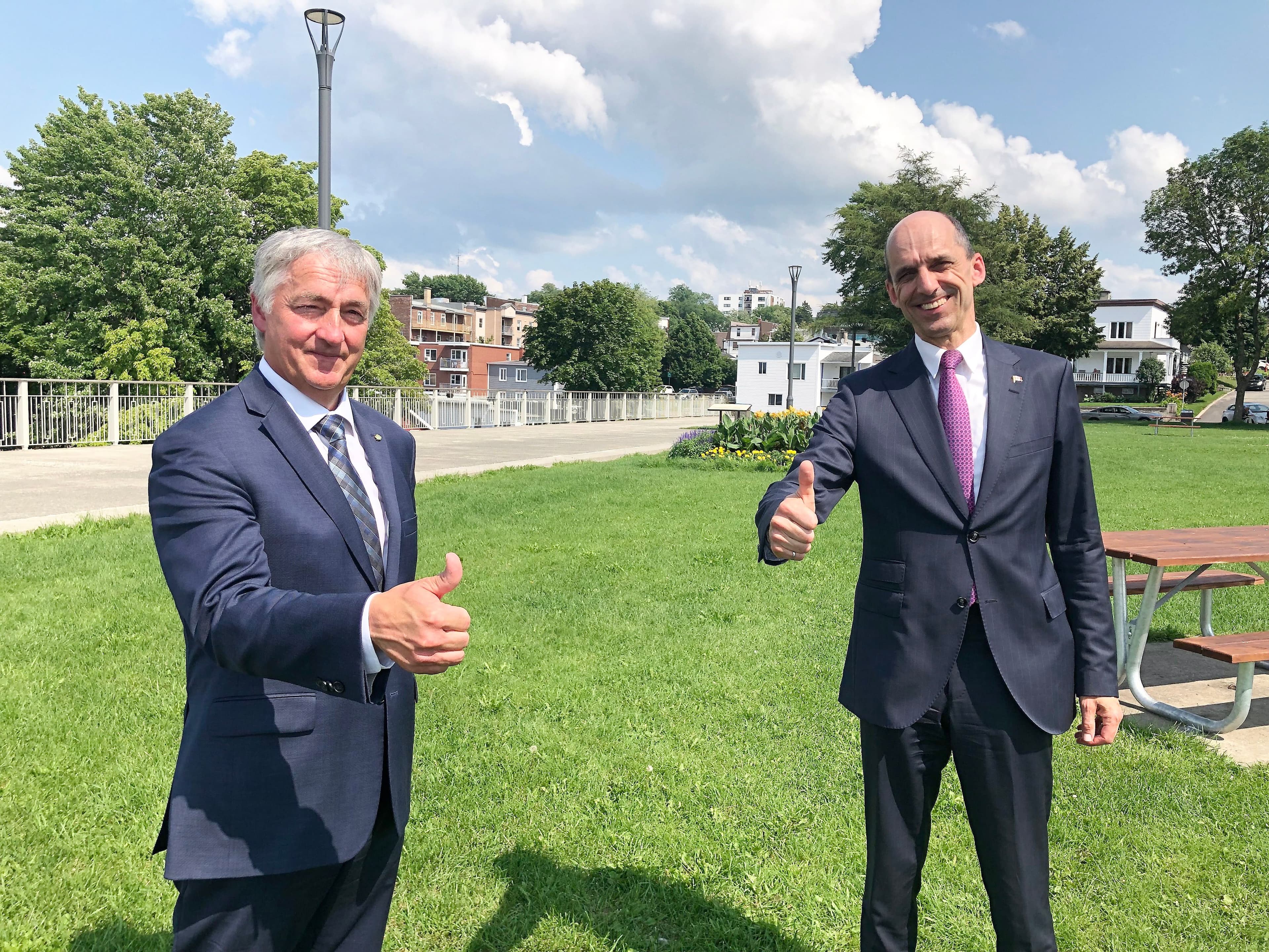 Le député conservateur de Bellechasse-Les Etchemins-Lévis, M. Blaney (à droite), se retire avec le sentiment du devoir accompli. Il est accompagné sur la photo de Richard Côté, directeur du bureau de comté.