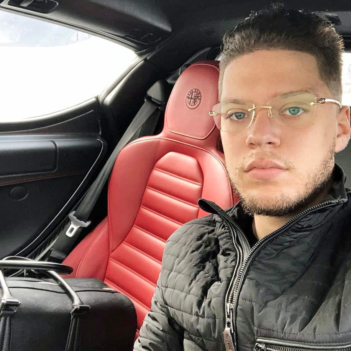 Antoine Marsan, 22 ans, ne détient aucun permis pour coter des valeurs mobilières, mais s’est défendu sur YouTube en plaidant que « les gens doivent faire attention où ils investissent leur argent ».