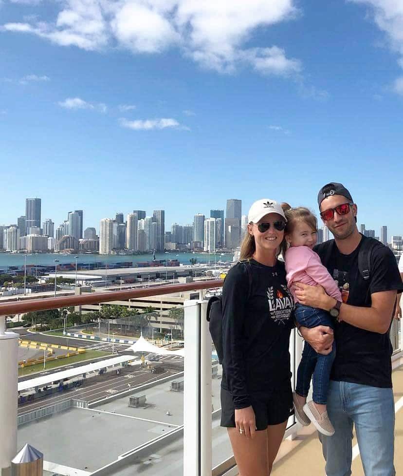 Le couple (ici avec sa nièce Victoria en 2019) a préféré annuler son voyage en lien avec la politique du croisiériste.