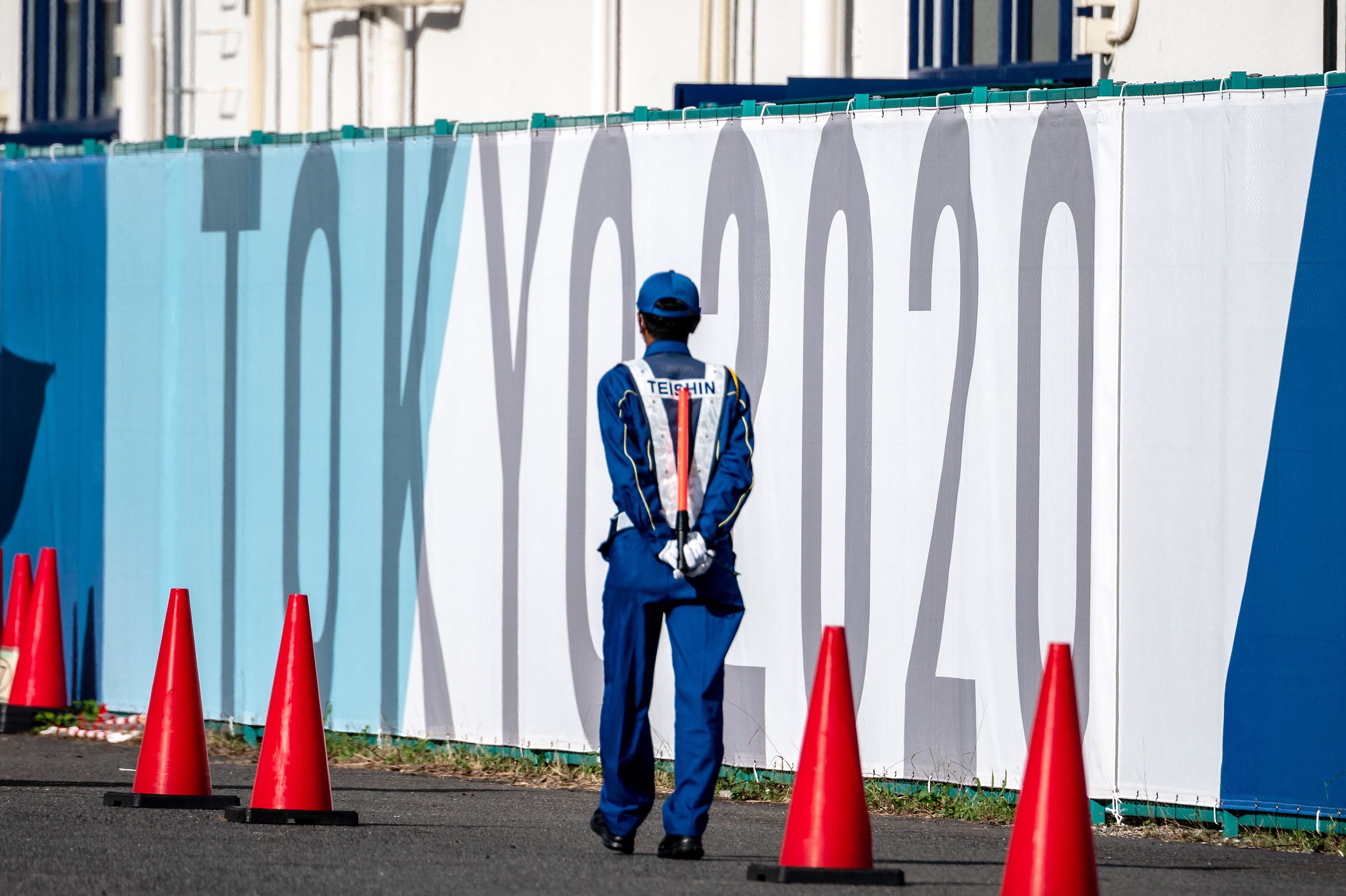 Plus tôt en journée, un gardien de sécurité circulait autour du stade.