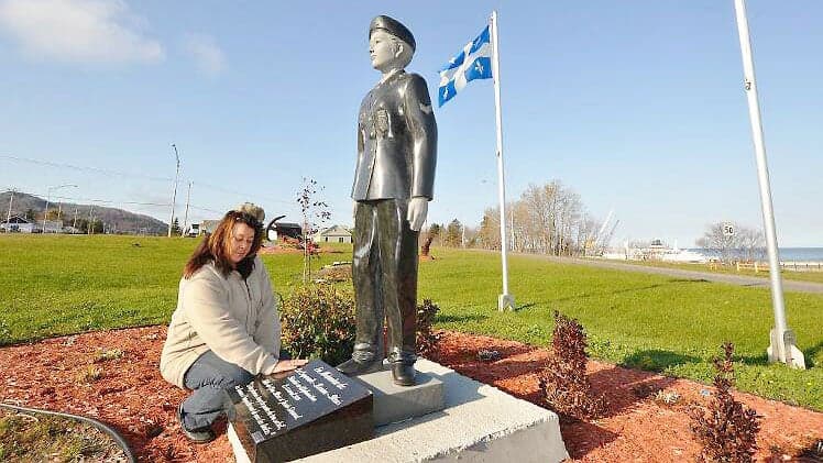 Josée Simard se recueillant auprès de la tombe de sa fille, la caporale Karine Blais, en 2012.