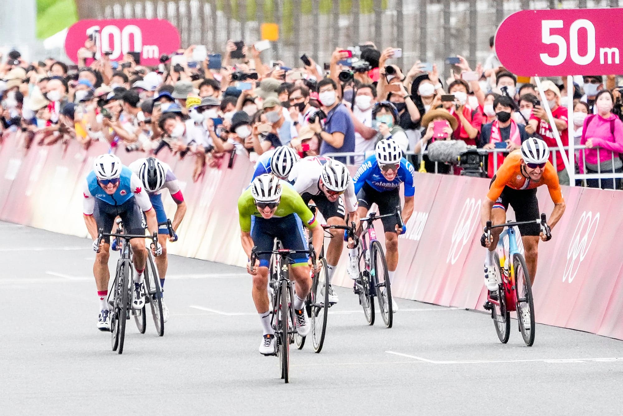 Michael Woods à la gauche de la photo a livré jusqu’à sa dernière once d’énergie au sprint final, samedi.