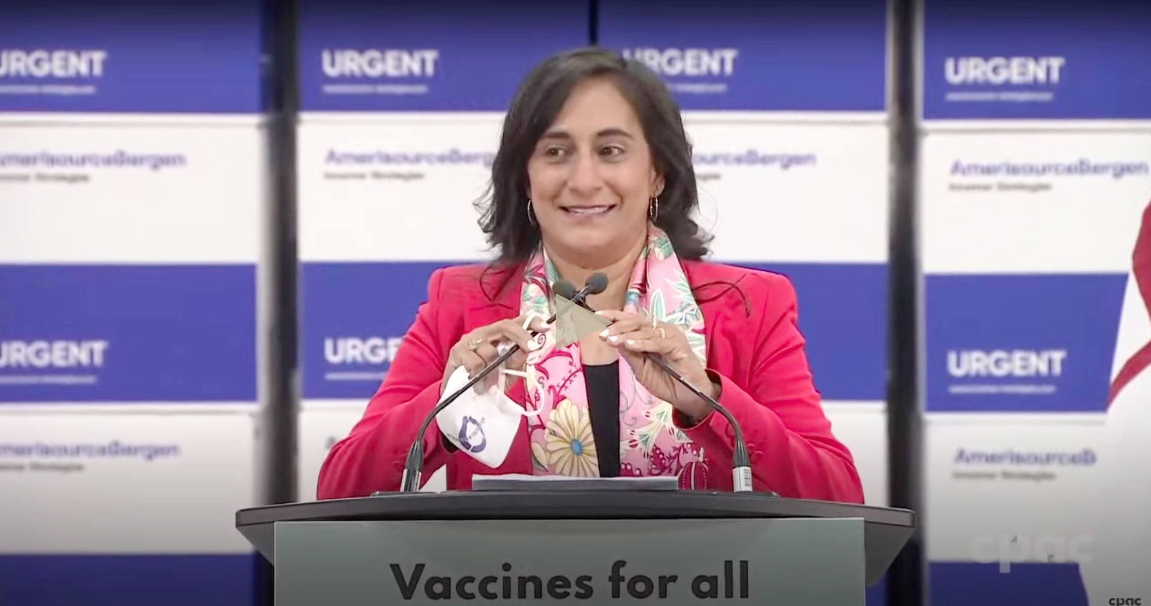 La ministre des Services publics et de l’Approvisionnement, Anita Anand, était mardi au centre de distribution d’Innomar à Milton, en Ontario, pour marquer l’arrivée de 66 millions de doses de vaccins contre la COVID-19 au pays.