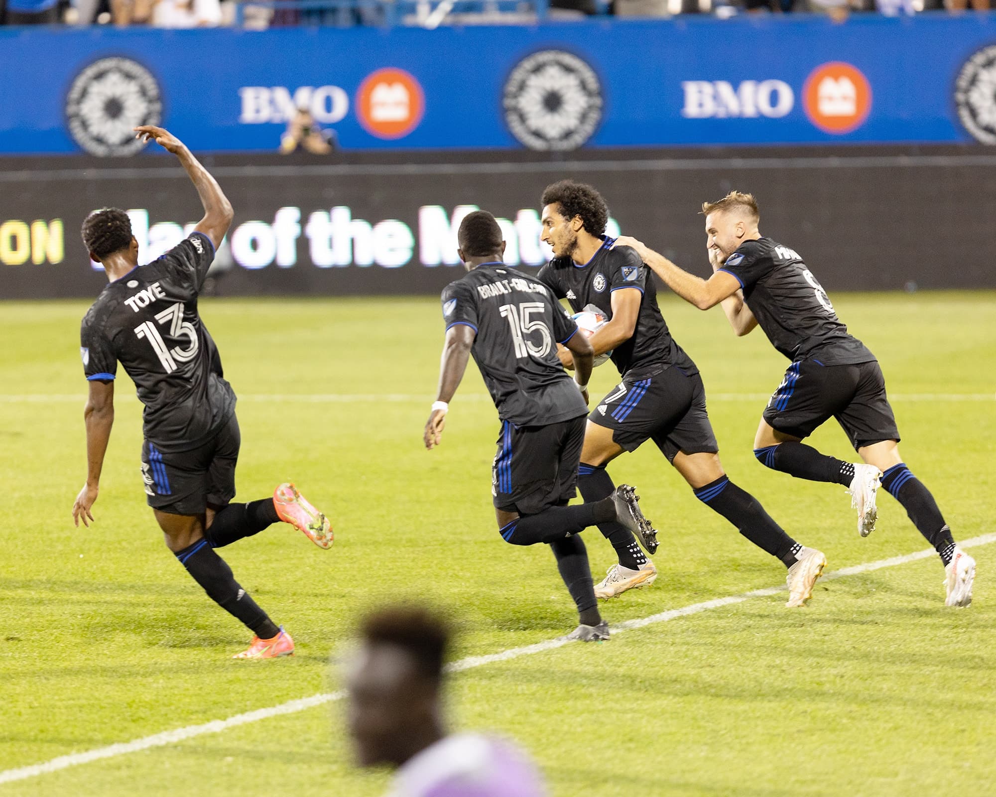 Match du CF Montréal contre Cincinnati au Stade Saputo de Montréal, le 17 juillet dernier. Sur cette photo : des joueurs du CF Montréal célèbrent après avoir marqué un but.