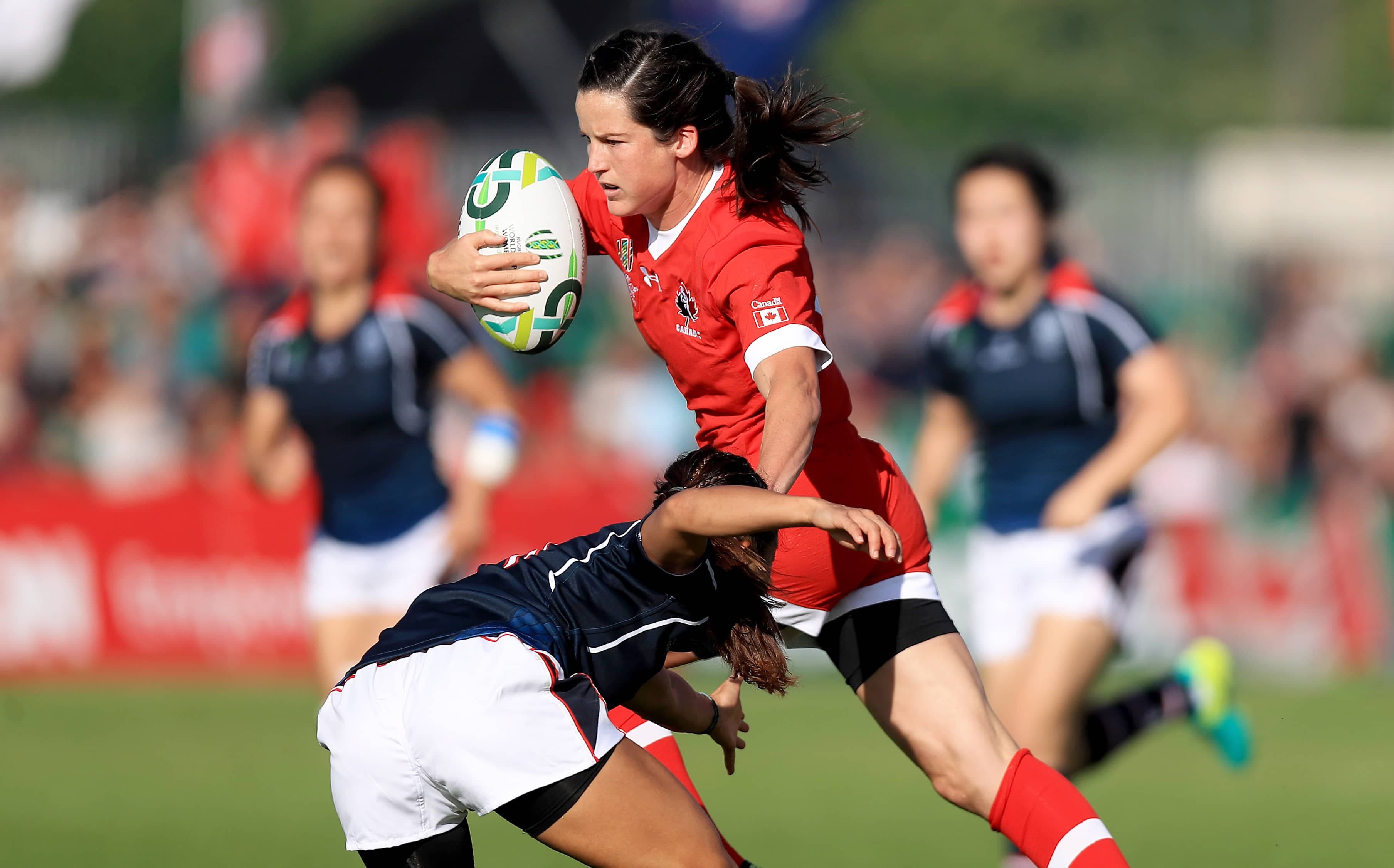 Élissa Alarie aux prises avec une rivale de Hong Kong lors de la Coupe du monde de rugby en 2017.