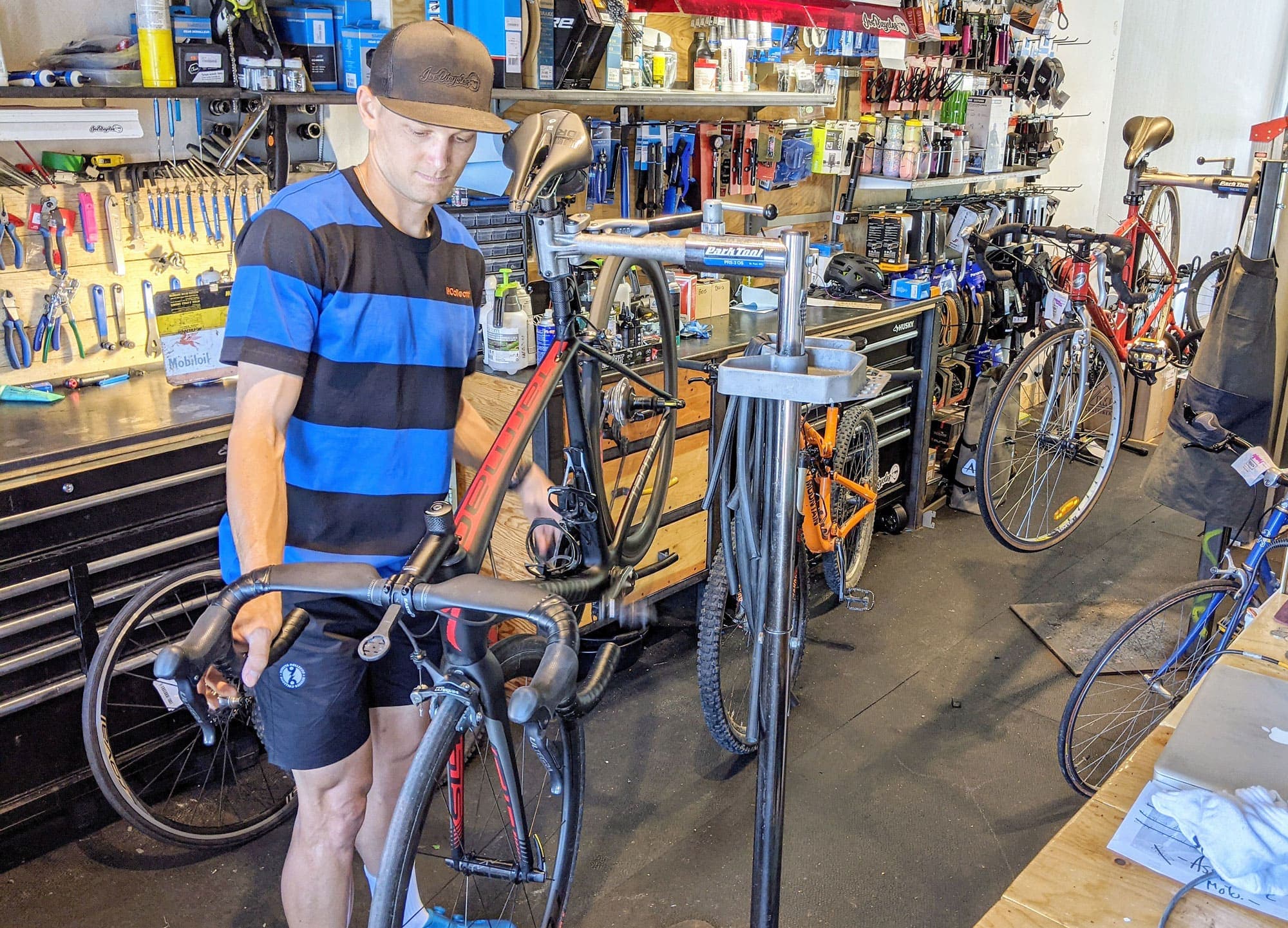 L’athlète à son travail chez Joe Bicycles à Saint-Georges, en Beauce.