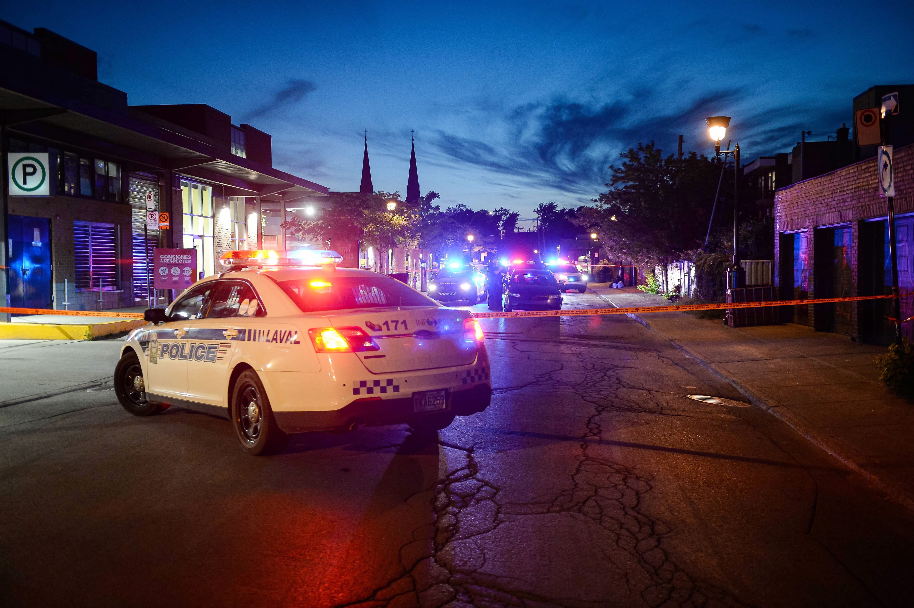 Les policiers de Laval ont pris en chasse le véhicule des suspects du kidnapping sur l’autoroute métropolitaine et ils l’ont suivi jusqu’au Marché Jean-Talon, à Montréal. L’opération s’est soldée par l’arrestation de trois jeunes hommes.