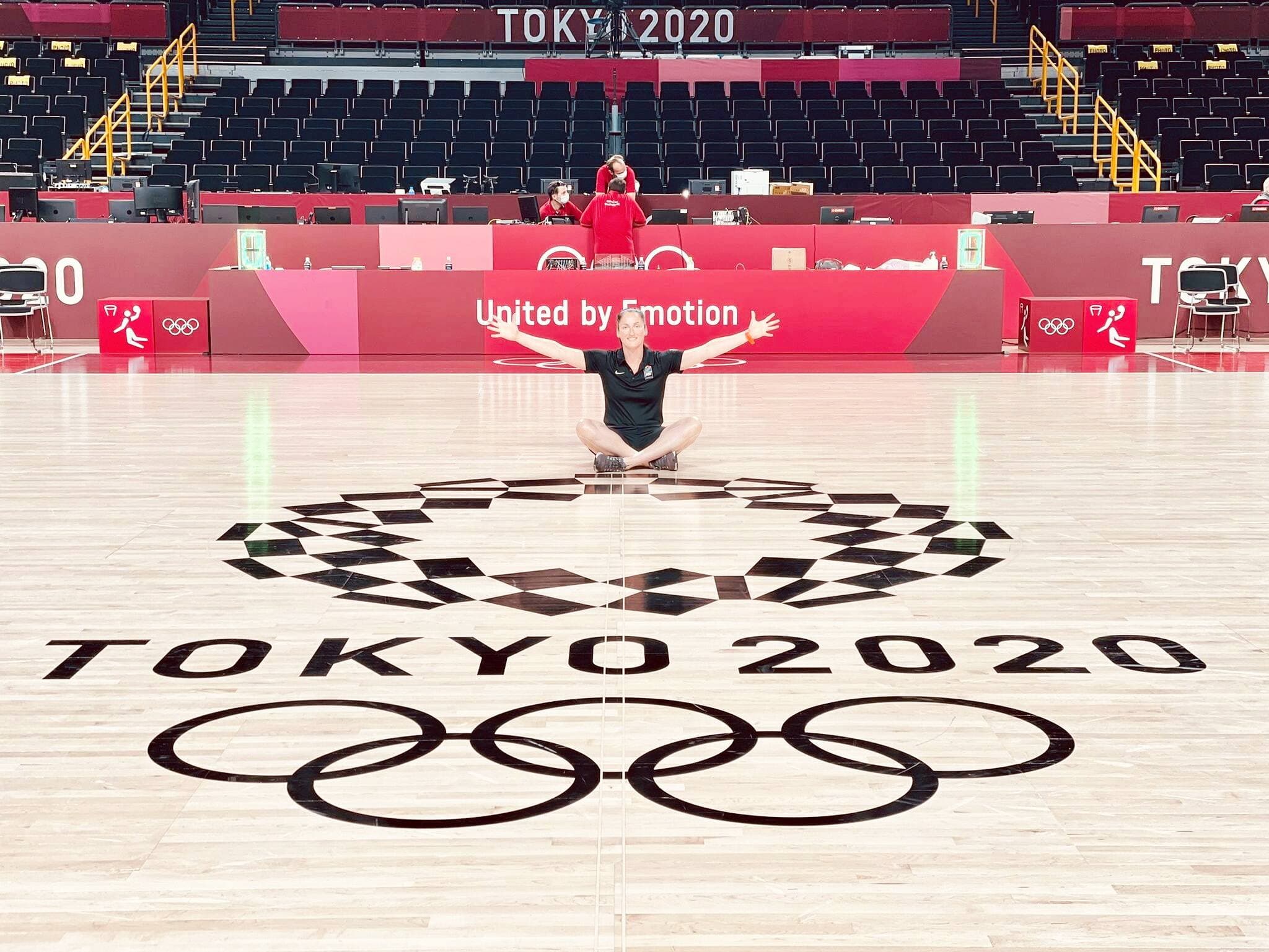 Arbitre aux matchs de basketball aux Jeux de Tokyo, Mariepier Malo déborde d’enthousiasme.