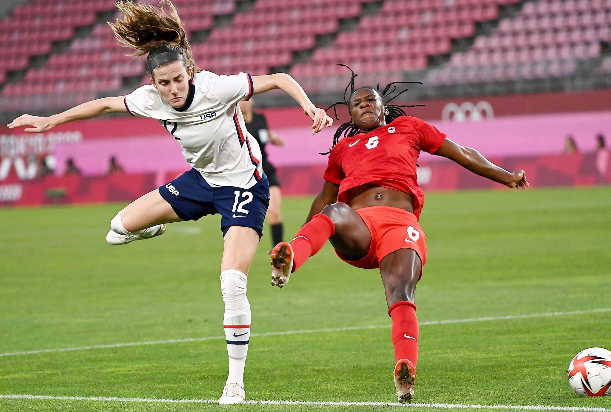 L’Américaine Tierna Davidson et la Canadienne Deanne Rose luttent pour le ballon.