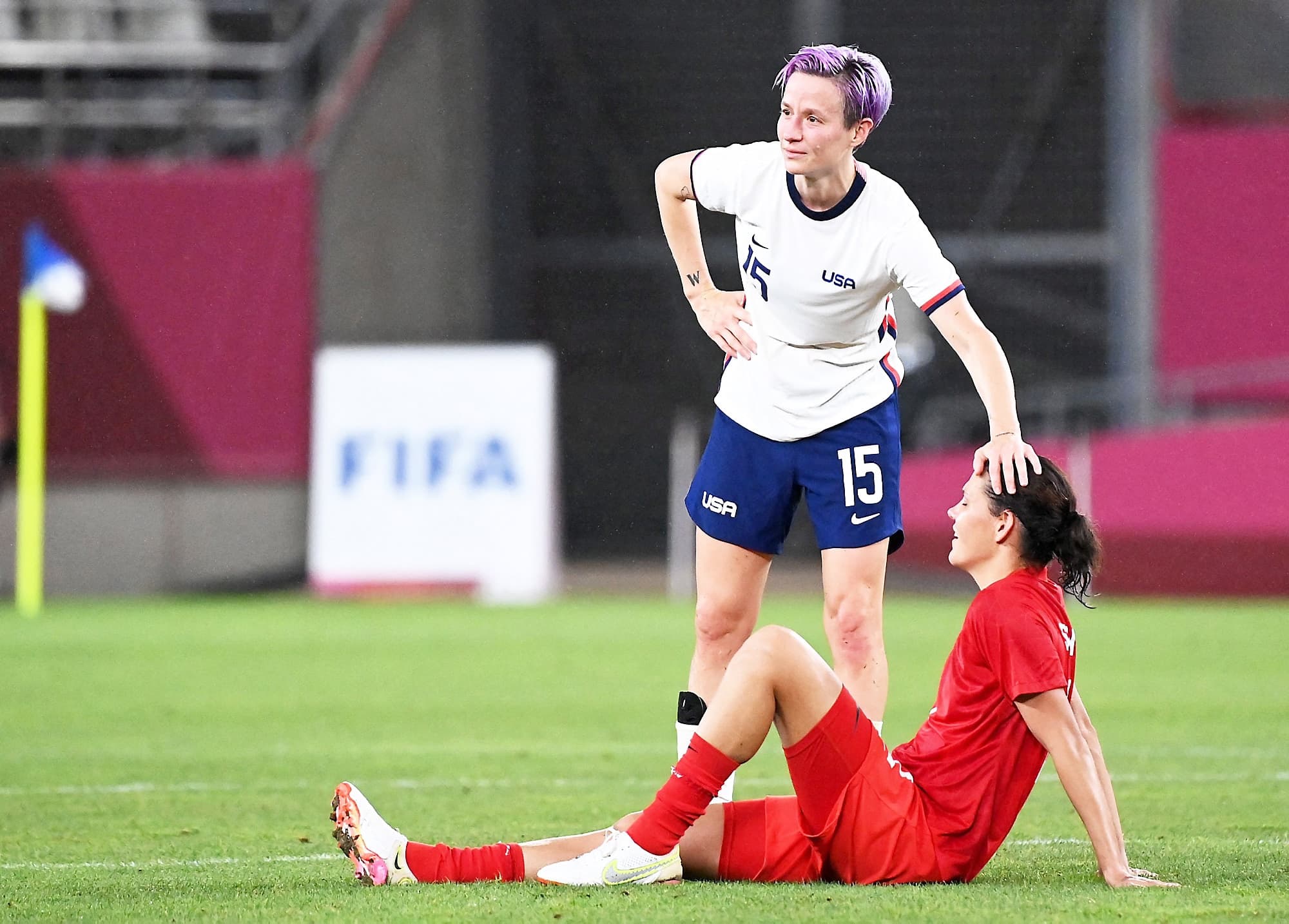 L’Ontarienne de 23 ans est félicitée par l’Amrécaine Megan Rapinoe.