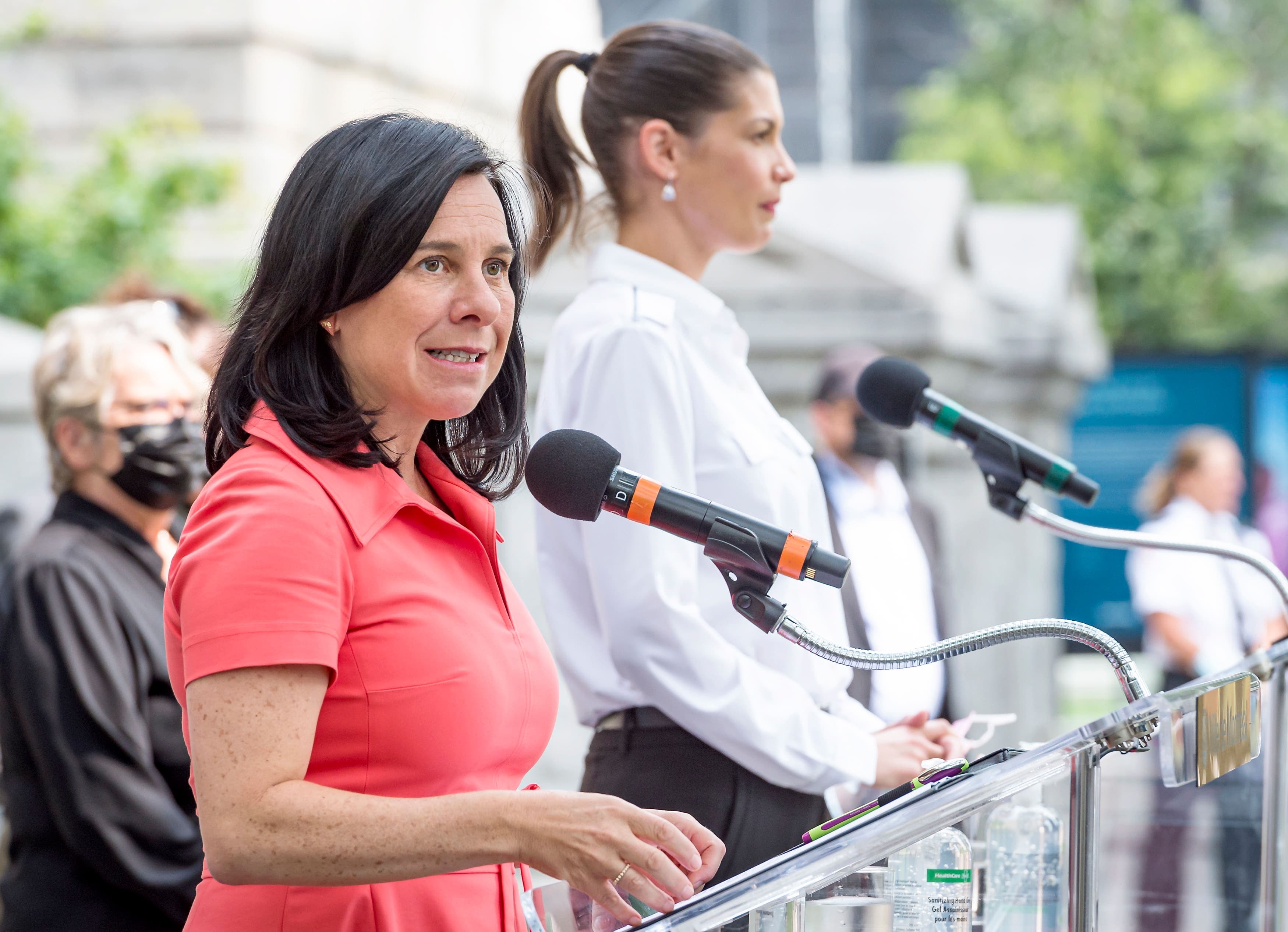 La mairesse de Montréal, Valérie Plante (en rose), et la ministre de la Sécurité publique, Geneviève Guilbault, lors d’une conférence de presse devant l’hôtel de ville de Montréal mercredi pour annoncer la création d’une nouvelle escouade.