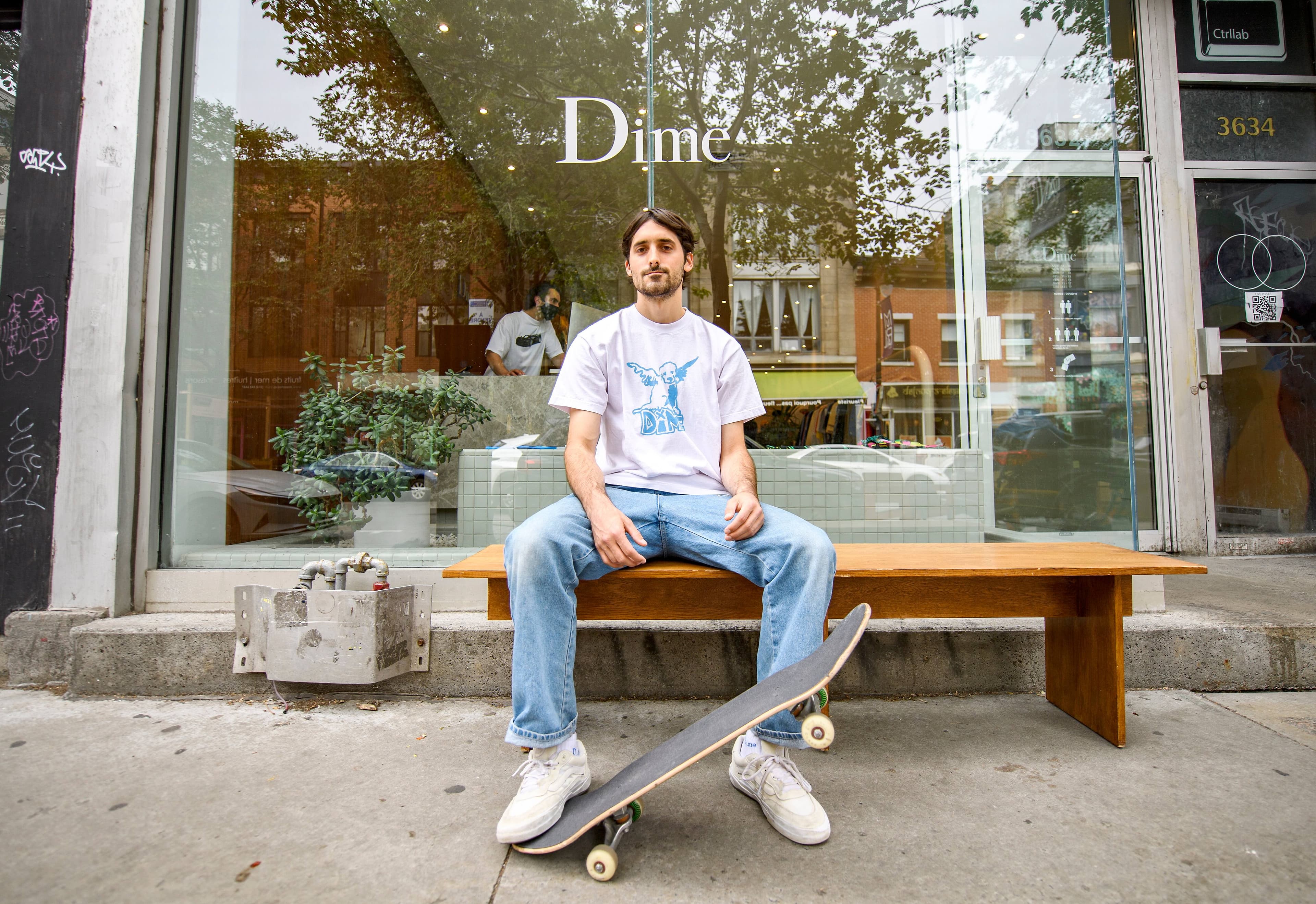 Phil Lavoie, devant le magasin Dime sur le boulevard Saint-Laurent, à Montréal. Autochtone, Phil Lavoie veut motiver les jeunes comme lui à se lancer en affaires.