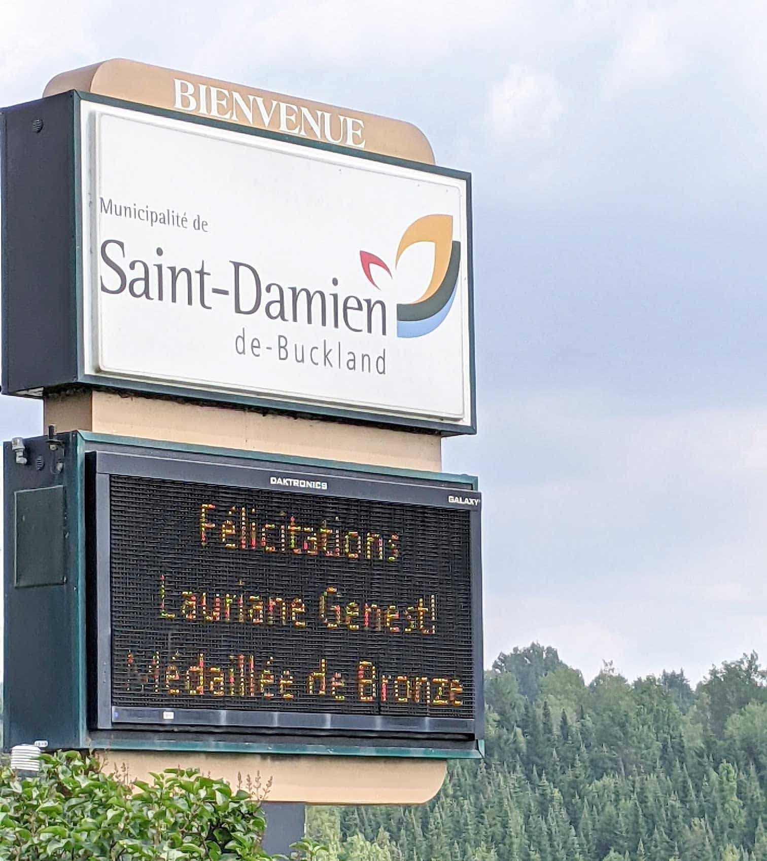 Un panneau lumineux à l’entrée de Saint-Damien la félicitait.